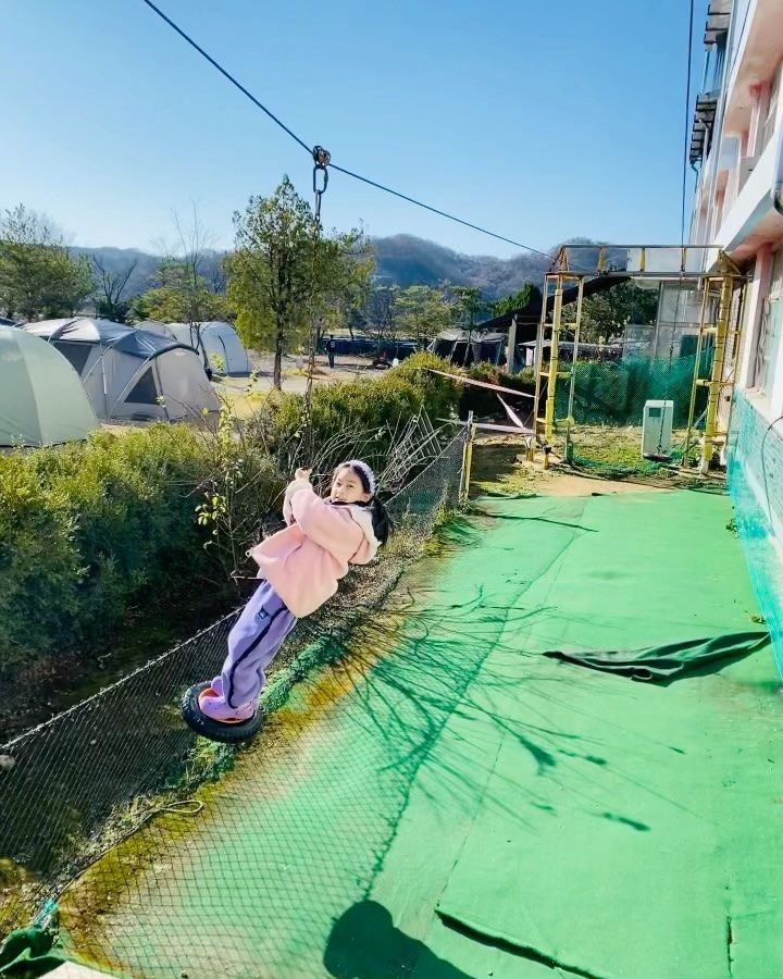 귀똑이네 캠핑중

선착순 자리 

좋은 자리 잡기위해 신랑없이 

귀똑이랑 둘이 먼저와서~

텐트 혼자 쳐봤는디 별거아니넹🤣

귀똑이는 친구사겨 신나게 돌아다니심

불금은 장어로~ 오늘은 삼겹살당😍

캠핑장만 오면 얼굴보기 힘든 귀똑이

#귀똑이네캠핑 #귀똑이네캠핑중 #캠핑
#아띠캠핑장 #연천캠핑장