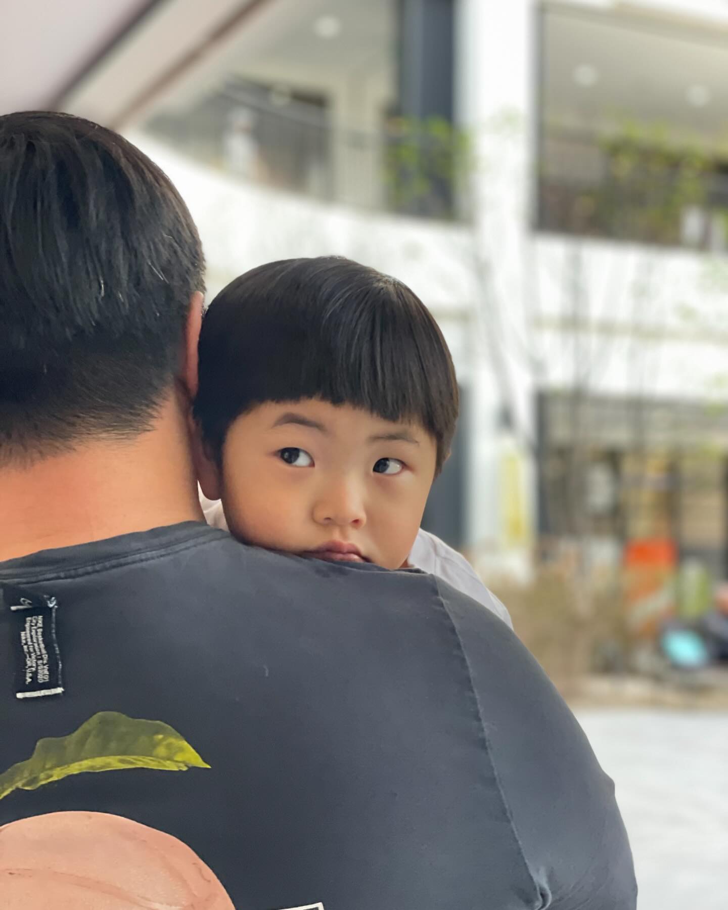 👶🏻D+1939 

내 사랑둥이 4번째 봄🌸

아빠랑 서울숲에서 처음으로 자전거 타는법도 배워보고
분수대에서 놀다가 옷도 다 젖어오고~~
아빠가 늦게 일어날뿐이지 잘 놀아주니 기현이도 엄마도 
일요일 헤어지는 날이면 속상하네🥹
아빠만 오면 말도 잘 듣고 밥도 한그릇 뚝딱!
우리가족 조금만 더 버티자 ✊🏻 
아빠 서울 올라오면 우리 너무너무 고생했고 
너무 애틋했으니 실컷 놀자!!!!!!!!!! 
얼른 그런날이 오길🌸