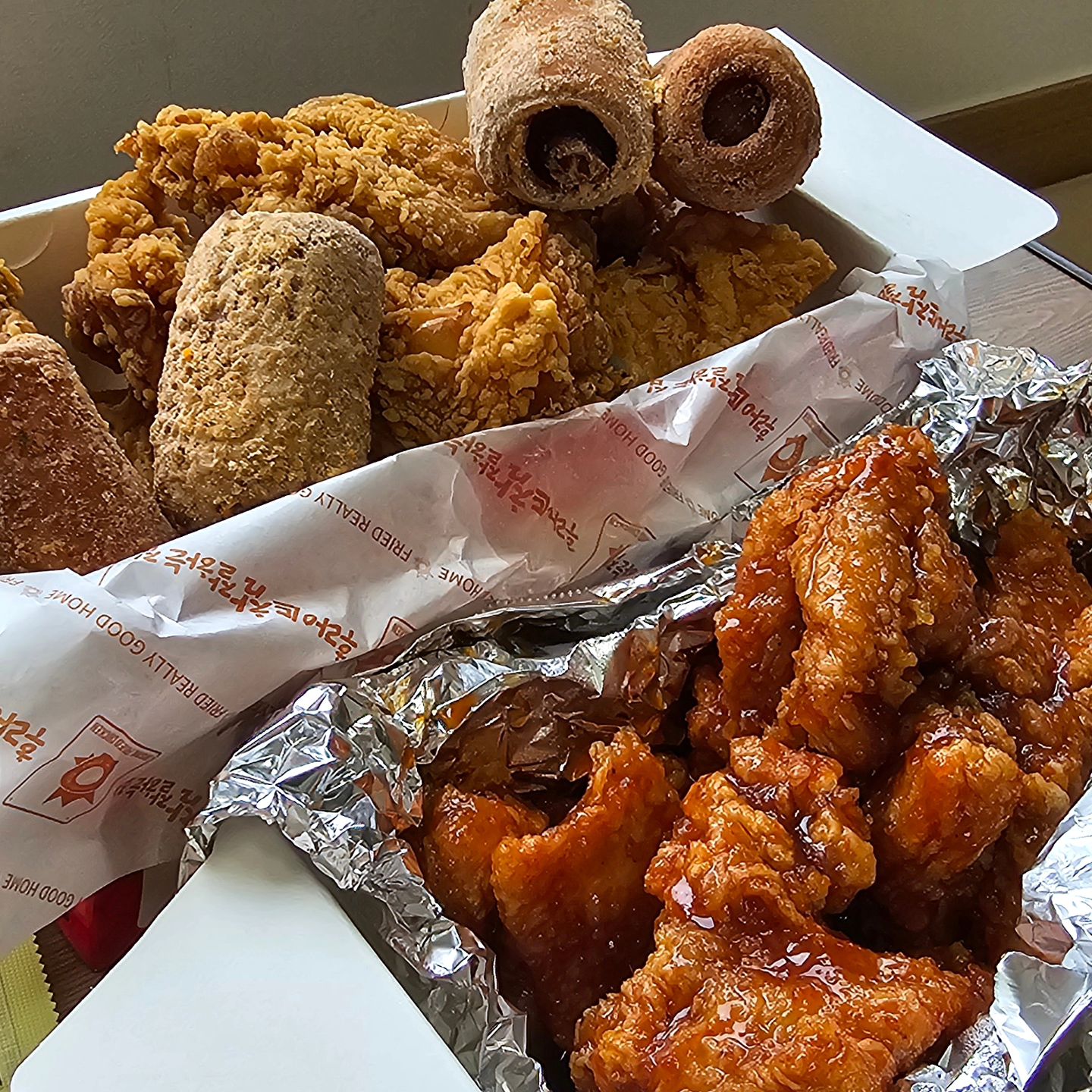 #협찬
바삭바삭 맛있는 후라이드치킨이 땡길때
평소에도 자주 주문하는 후라이드참잘하는집!
매장 이름답게 진짜 잘해서 인정하는 맛집 😎

빠질 수 없는 후참잘 후라이드 치킨과
킹트리플 양념 순살로 반마리추가
사이드로 먹을 눈꽃 치즈 한입핫도그

매콤하고 바삭한 후라이드 치킨은 그냥 먹어도 맛있고
치즈킹소스와 크리미킹 소스를 더한 양념치킨은
달콤,매콤,짭조롬한맛이 어우러진 맛!
부족하지 않게 양념도 아주 듬뿍이었다👍

미니 사이즈 한입핫도그도 맛있구
양념에 찍어먹어도 잘어울렸다능🙊

💟 방문포장시 4,000원 할인도 되서 포장하면 개이득

🎈 후라이드참잘하는집 회원교방점
✔️ 경남 창원시 마산합포구 노산서 18길 63 1층
✔️ 매일 11:00~02:00
☎️ 055-222-0099
 

#후참잘 #후라이드참잘하는집 #교원동치킨 #교원동맛집 #후라이드치킨 #킹트리플양념치킨 good__fried