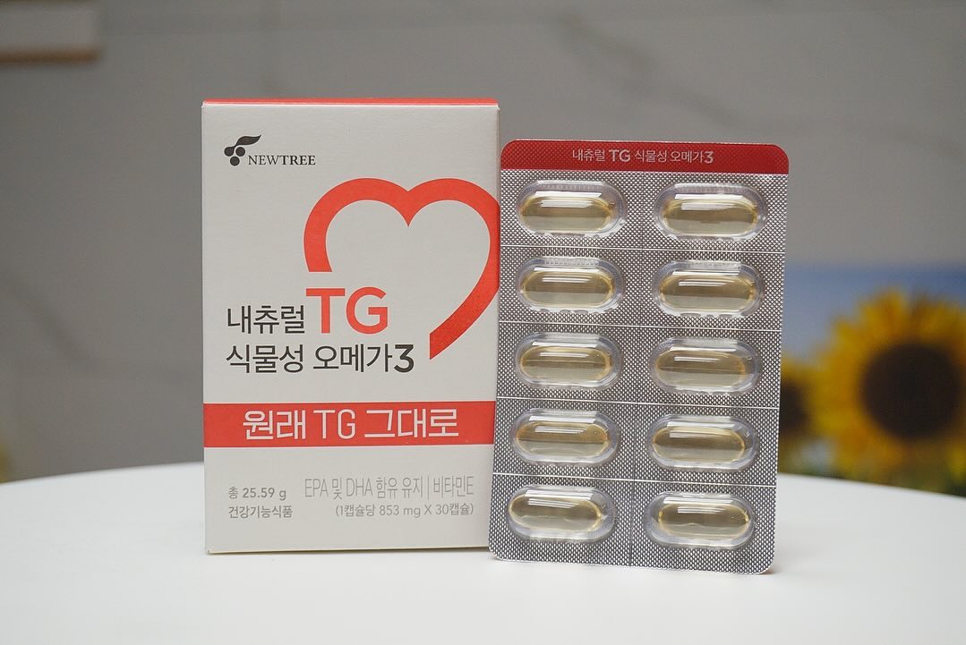 #광고

평소 잦은 육류와 인스턴트를 즐겨먹다보니 
건강검진 결과에도 항상 콜레스테롤 수치가 높게 나와서 
오메가3의 필요성을 느끼게 되었어요! 
직접 섭취하는 건강기능식품이다보니 
더욱 꼼꼼하게 알아보고 선택하게 되었는데 

제가 선택한 제품은 바로 
뉴트리 내추럴TG 식물성 오메가3 제품으로 
높은 TG 함량을 자랑하는 제품으로 선택했어요! 
안전성과 깨끗함을 모두 잡은 오메가3라서 
망설임 없이 선택하게 되었답니다. 

뉴트리 내추럴TG 식물성 오메가3는 
화학 공정 없이 원심 분리 공법으로 제조하여서 
잔류 용매 없이 안심하고 섭취할 수 있는 제품이에요 
그리고 자연의 분자 구조 그대로를 담아서 
TG함량이 무려 95%로 
더욱 안전하면서도 깨끗하게 섭취할 수 있어요 

목넘김도 불편하지 않아서 
요즘 데일리로 섭취하고 있는데
혈행건강을 매일 챙기고 있다보니 
매일 야식으로 불규칙한 식습관으로부터 
조금은 안심할 수 있게 되었어요!^^ 

#15그램 #15그램뷰티 #15그래머 #뉴트리 #내츄럴TG식물성오메가3 #뉴트리ntg오메가3 #뉴트리오메가3 #ntg오메가3 #식물성오메가3 #오메가3 #오메가3추천 #임산부오메가3