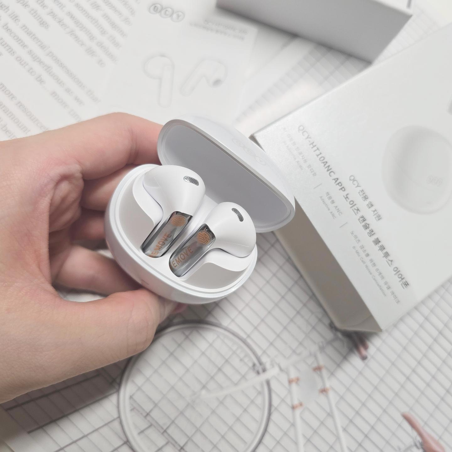 #제품협찬
운동 중에 선명한 음질로 아드레날린 뿜뿜
무선 이어폰 여러개 쓰면서 정착한 브랜드 QCY!
극강의 가성비로 저렴한 가격에 좋은 품질을 자랑해서 요녀석 강추해요!
30시간의 짱짱한 배터리 덕분에 야외 러닝 중에도 방전 걱정없이 하루종일 쌩쌩
특히 QCY HT10 AilyBuds Pro 는 AI 노이즈캔슬링 기능이 더해져 전화와 음악감상 모두 선명한 음질로 들을 수 있어요!
귀를 막지않는 세미오픈형이라 답답함 없이 일상 움직임 속에서도 떨어지지 않아서 좋아요!

한국에서도 직구대신 정식국내총판인 ㈜와이엘사이언스 를 통해 구매할수 있어서 국내배송과 6개월 AS까지 안심!

#QCY공식총판 #와이엘사이언스
#QCY #QCYHT10 #에일리버즈 프로 #AilyBuds Pro #액티브노이즈캔슬링 #인공지능 #AI