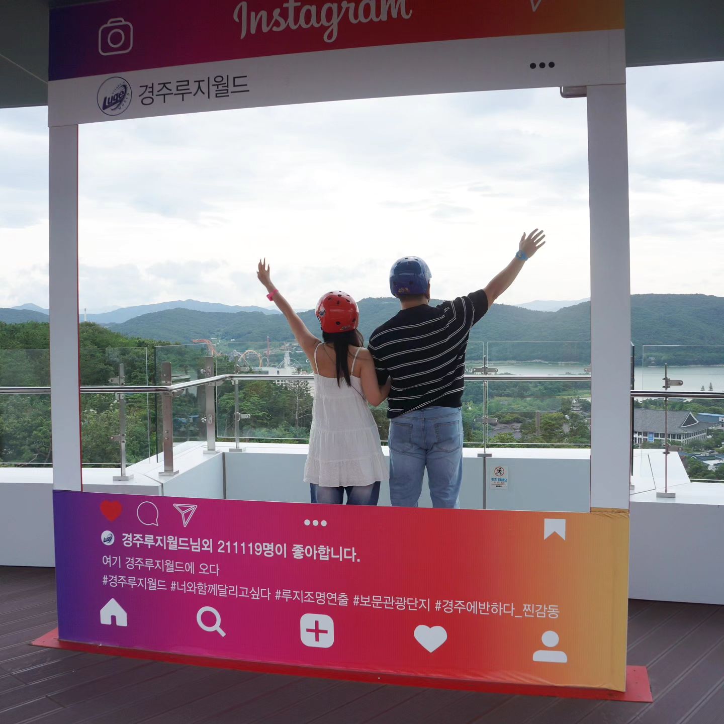 루지 탑승 추억 
날씨가 추우니 반드시 챙겨야할것...모자,장갑등.. 챙겨서가면 좋겠죠~
현장구매하면 혜택이 더 많다고하니 현자 구매 추천~ ^^ 
처음에 루지월드 사고 위험 때문에 걱정했는데 아이들과 같이 타기에도 너무 좋고 안전하더라구요 
놀이에 먹거리 빠질 수 없죠~ ^^
부대시설이 또 편리하고 좋더라구요 레이저아레나 서바이블 우리집 남자들 완전 환장했어요~ 국가가 허락한 유일한 총싸움 대박입니다. 

하늘그네
365도 까지 회전가능한 그네 대박입니다. 제가 타고 어릴적 기억이 새록새록했던~ ^^

트릭아트 루지 탑승 코스내에 터널 구간별로 있어서 아이들과 신선하게 
루지 타러 가는길도 즐겁더라구요 

전망대 보문호수를 볼 수 있는 멋진 뷰에 반해버리겠더라구요 야경이 끝내준답니다. 꼭 루지 이용안해도 리프트권만 구입후에도 이용이 가능하다는 사실 데이트하기 딱 좋츄~  포토존까지 ~ 
겨울에 정말 인생 사진 건지고 아이들과 여행하기 너무 좋았던 곳입니다. 
루지를 방송에서만보고 처음 타봤는데 너무 즐겁고 안전하고 좋아서 
더 즐거웠네요 ~ 
.

<루지월드>
주소 : 경상북도 경주시 천북남로 16
전화 :  1833-2923
운행 : 연중무휴 (월~금) am 09:30~ pm 6:30 (동절기) 네이버 플레이스 참조 /  발권마감 [ 2,3회권: 마감 1시간전, 5회권: 마감 1시간30분전] 

홈페이지 : http://gyeongju-luge.kr
.
.
.
#경주여행코스 #경주여행 #경주갈만한곳 #경주여행코스