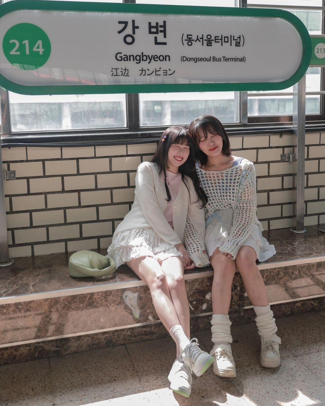 어른이란 시간은 아직 어색하게도 나를 채워.
낡아진 서랍속에서 작았던 서로를 기억해-
.
.
.
jin_a_pic 
eivom__s
