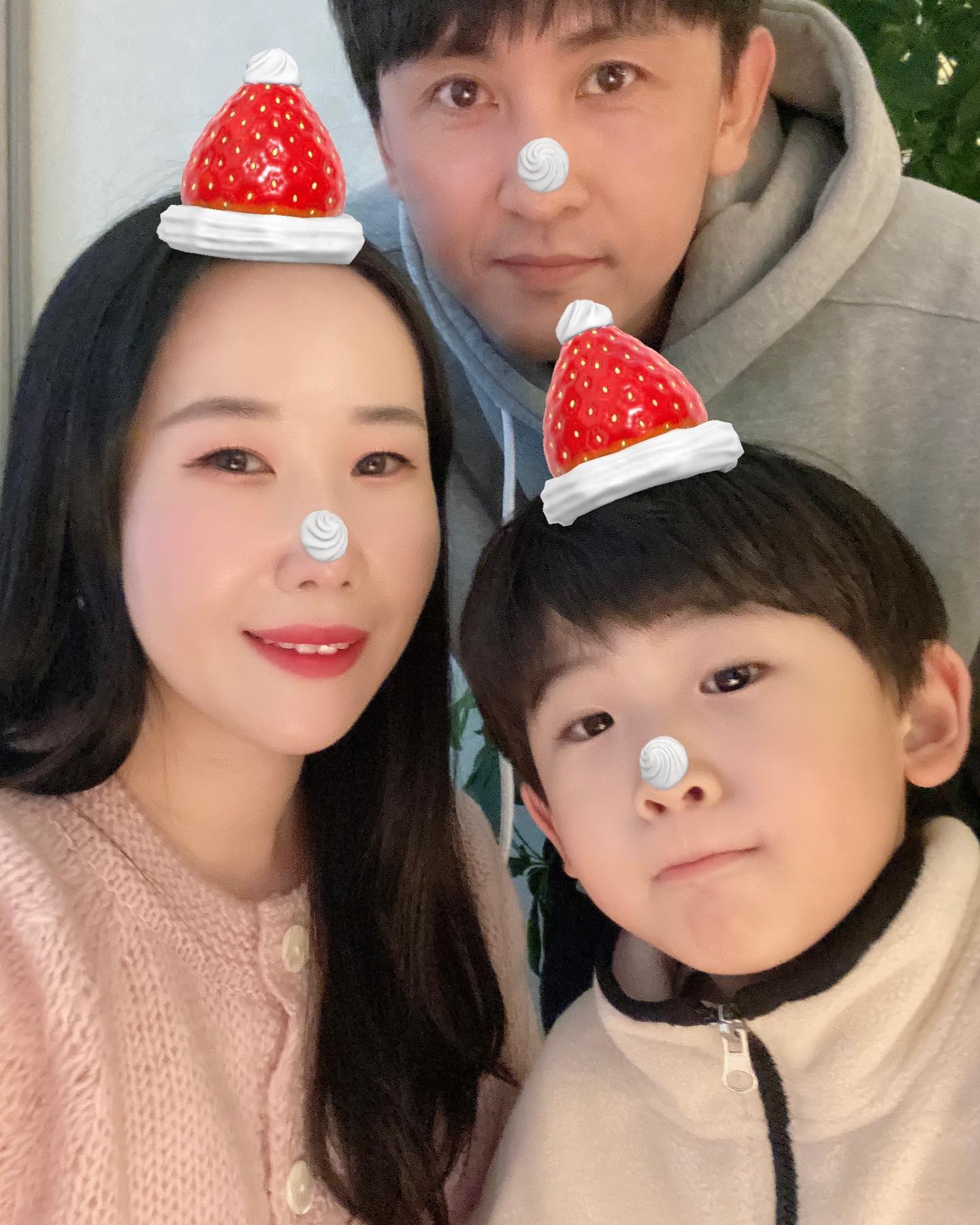 ෆ 

10월말 은재 A형독감 일주일 뒤 나 A형독감
한달 뒤 은재 B형독감😨
겨우 나아서 이틀 등원했는데 한쪽 귀옆이랑
볼이 퉁퉁 부어올라서 다시 가정보육🥹

크리스마스때 빼박 집콕 할 줄 알았는데 
단순 침샘염이라 다행이었던😮‍💨
감사히 계획했던 일정대로 보낼 수 있었다🫶🏻

남편도 안주는 꽃을 줘서 기분좋았던 곳🌷

#크리스마스연휴 
#센트랄드파사드 
#크리스마스기록🎄 
#미리크리스마스 
#따뜻한연말 
#아프지말자
#혹독했던겨울 
#볼거리인줄
#가슴을쓸어내렸다