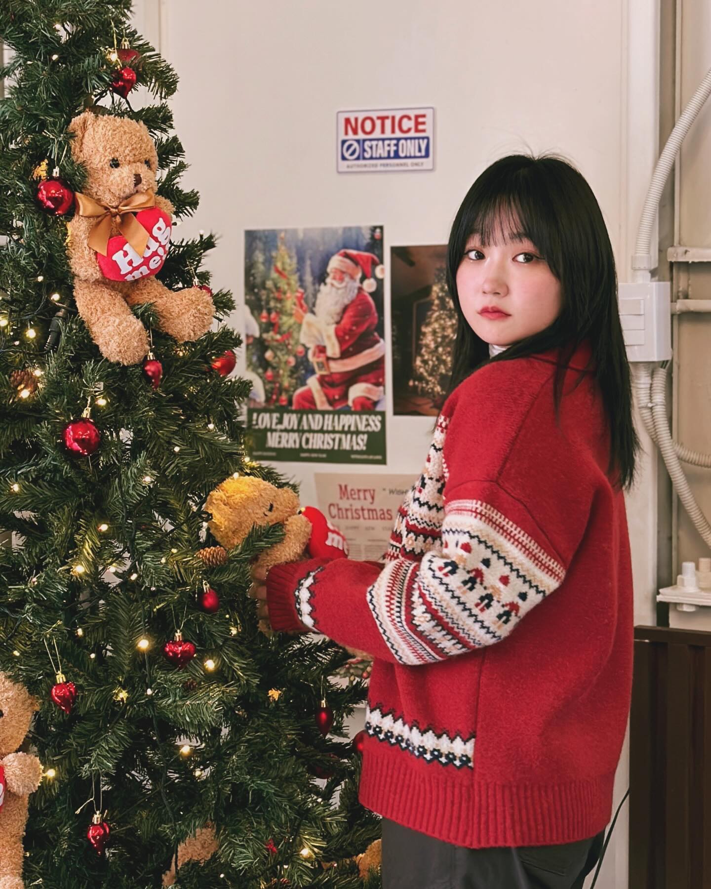 한달 된 트리 사진을 뒤늦게 올리는 사람이 있다?
하지만 행복하다면 OK입니다. (내맴)

이 니트 직잭으로 2만원 후반대에 샀는디 지난 주 종로가니까 옷가게에서 만원에 팔더라고요.. 마른세수 두 번 하고 왔습니다.. 껄
하지만 치킨에는 손 쉽게 2만원 쓰는 나야🍗

#스트릿패션 #스트릿코디 #스트릿룩 #패션계정맞팔 #패션계정 #outfits #kfashion #likesback #좋반 #outfitsociety #outfitinspo #streetwear #streetstyle #룩북