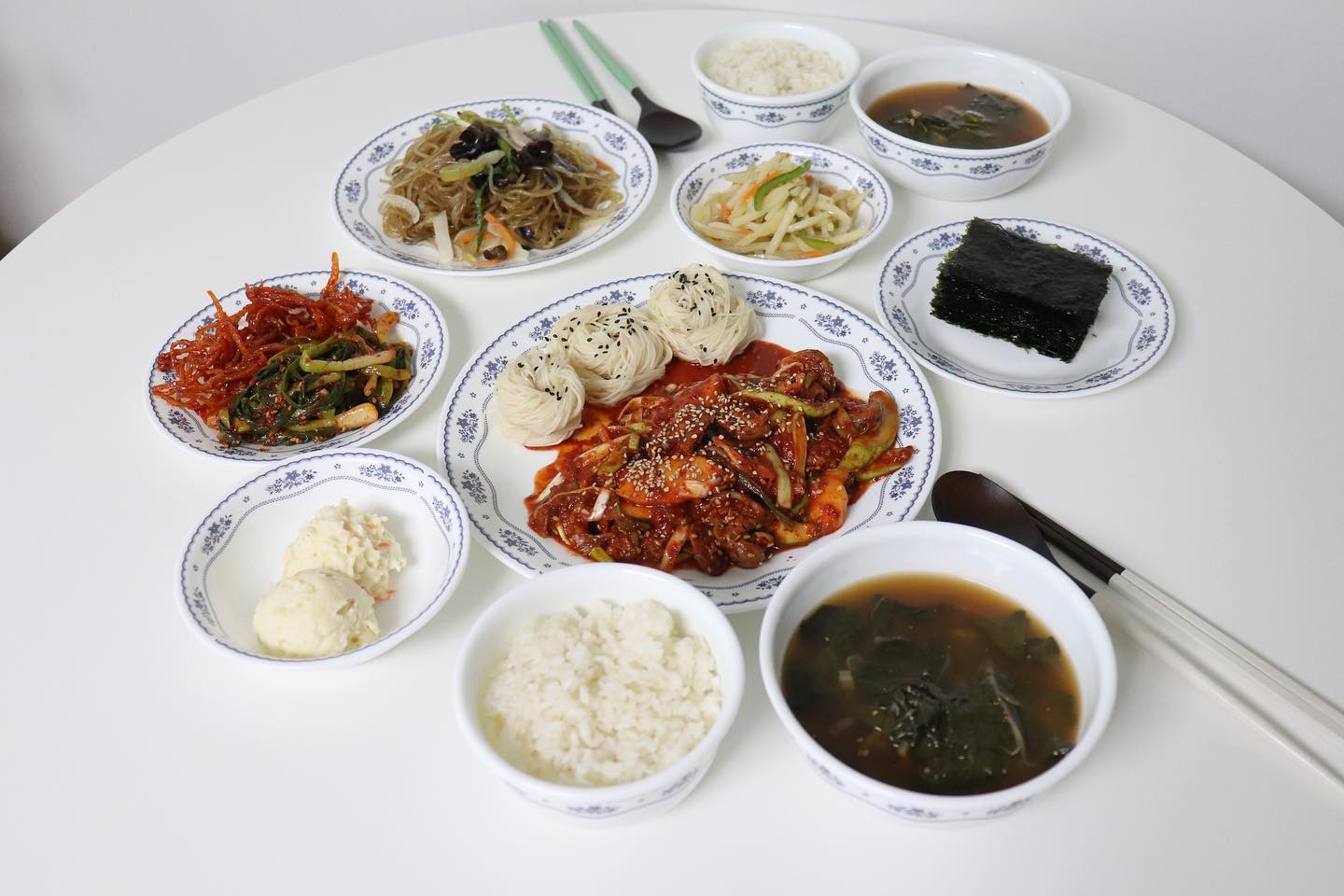 #제품협찬

주방템추천 레트로 그릇세트 코렐 프렌치 도일리 2인세트로 한식한상 차려봤어요.

한식, 양식 모두 잘 어울리는 프랑스 그릇 코렐 프렌치 도일리 그릇세트 사용 중입니다.

한 번 소개해 드린적이 있는데 

코렐 프렌치 도일리 2인 세트 10p 한국형 세트는

한국형 밥공기 2p, 한국형 국 공기 2p, 앞접시 2p,

소접시 2p, 중접시 1p, 찬기 중 1p 구성으로 되어 있어요.

신혼부부, 혼수그릇으로 추천드리고 싶은 레트로 그릇세트입니다.

코렐 프렌치 도일리 그릇은 아기자기한 꽃잎이 고급스럽게 조화를 이루는 패턴으로

클래식하고 고전적인 프랑스 전통 스타일의 디자인을 트렌디하고 세력되게

재해석해 어느 자리에서도 고급스러운 테이블 연출이 가능해요.

40년 동안 주부들에게 가장 사랑받는 브랜드 코렐!!

다 그 이유가 있는거 아시죠??

세계 유일의 3중 압축 비트렐 유리를 사용해 유리재질이지만 쉽게 깨지지 않아

오랜시가 사용할 수 있고 가볍고 쓰임이 좋아 자꾸 손이 가는 그릇이에요.

세척이 쉽고 음식냄새나 얼룩이 배지 않아 위생적이고 관리하기가 쉬워요.

한식이나 양식 등 어떤 음식을 담아도 음식이 돋보여서 음식을 담기에 좋아요.

​

#코렐 #그릇세트 #레트로 #프랑스 #인스타 #혼수그릇 #식기세트 #코렐테이블웨어 #한국형식기세트