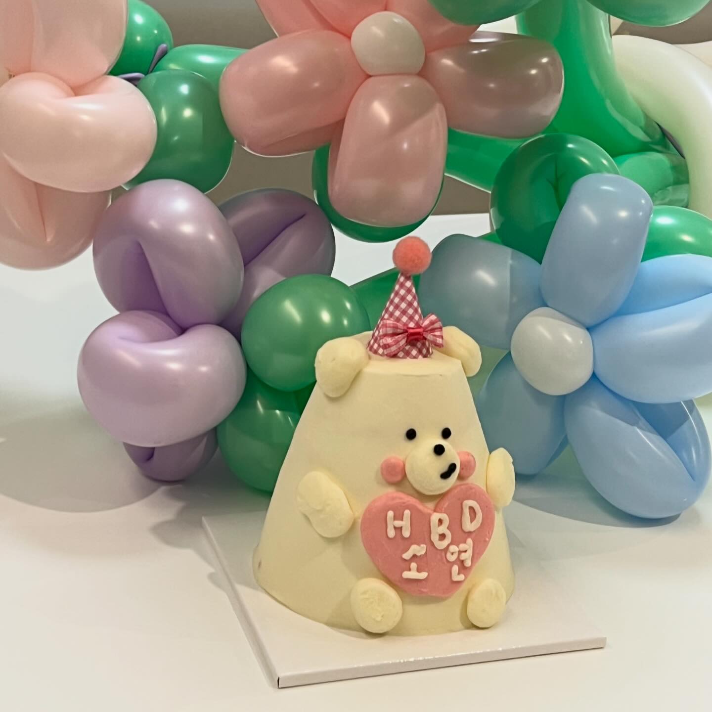 🎀소여니 생일파티🎀
귀여운 곰돌이 케이쿠랑 꽃 풍선! 

숙소도 너무 만족:)