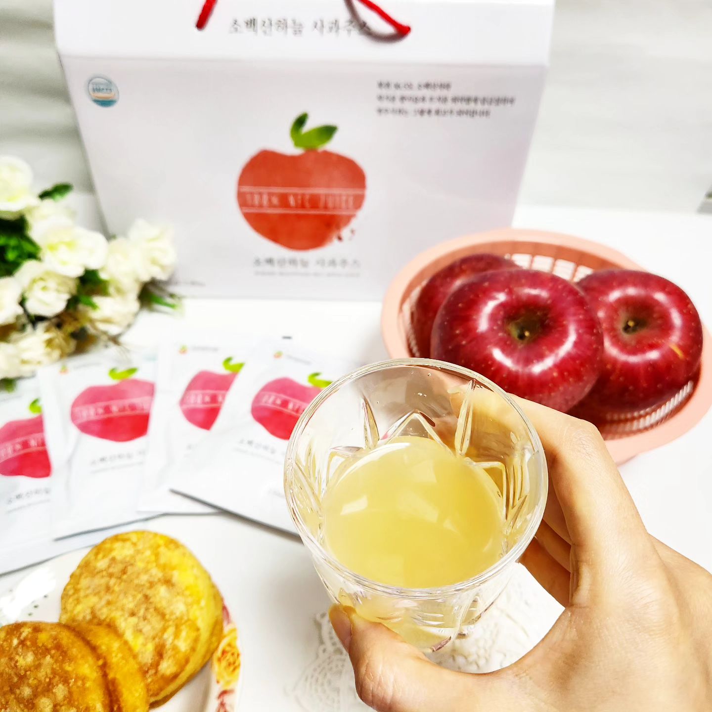 #협찬 #영주과수원 #소백산하늘 #사과주스 🍎🫗

사과를 좋아하지만 바쁠땐 깍아서 먹기가 쉽지않더라구요~
그래서 전 사과를 깍아먹는 번거로움 없이 즙으로 간편하게 마실수있어서 좋은 소백산하늘사과주스 배송받아 매일아침, 간식으로도 챙겨 마신답니당~^^

소백산하늘 사과주스는 사과씨를 제거해 텁텁하거나 쓴맛이 없고 깔끔한 맛이라 부모님도 아이들도 좋아해요~
양도 다른 브랜드는 먹다만 느낌인데 소백산하늘 사과즙은 넉넉히 들어있어서 넘 좋아요~♡
달고 개운한 맛이 딱 제스탈이네요~^^
개봉하기 편한 이지컷 포장이라 아이들도 손쉽게 개봉할수있고, 가방에 넣어다니면서 어디서나 마시기 좋네요~^^

얼려서 천연 슬러시로 먹어도 좋은데요 ~ 특히 아이들 아이스크림 대신 건강하게 간식으로 챙겨줄수있어서 굿이네요~!!👍👍👍

영주 풍기읍 사과농장에서 직접 재배 후 착즙하여 가격도 저렴하고 믿고 먹을 수 있고,
포장지가 깔끔해서 선물용으로도 좋아요!

믿고먹을수있는 맛있는 #씨없는사과즙 찾으신다면 강추!!
아래에 구매링크 공유해놓을께용~~
참고해보세용~~

구매 링크 :
✅️ https://smartstore.naver.com/skyherb/products/4087064895

#영주사과즙 #사과즙추천 #명절선물사과즙  #아침사과주스 #아침사과즙 #과일즙추천 #식사대용과일즙 #과일주스추천 #착즙사과  #영주사과농장  #풍기사과 #풍기사과즙
#디너의여왕