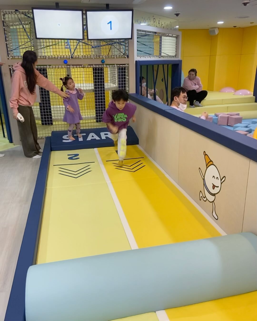 .

🏃🏻‍♂️#방학11일차

#겨울이불 뮤지컬 보고 인근에 있는(도보15분)
서울형키즈카페 번3동점 play on에서 
한타임 신나게 놀다 왔어요😃

이제 서울형 키즈카페가 곳곳에 많이 생겨서 
지점마다 들려보는 재미가 쏠쏠해서 좋네요👏 

번3동점은 3-5세 영유아들이 놀기 좋은 규모였구요 
7세 아이들은 좀 심심해 할 거 같은데..
어딜가도 그냥 잘노는 아들은 
2시간을 물 한번 마실 틈도 없이 재미나게 놀고 왔어요🤣
블럭이랑 보드게임도 구비 되어 있어서 
요즘 한참 빠져있는 #우봉고 도 같이 하구요! 

북서울 꿈의 숲 가실 일 있을때 
어린 아이들 놀이 코스로 추천해요👍

.

📍서울형키즈카페 강북구 번3동점 play on.
✅운영시간: 월-토 10:00-17:30분/ 일 휴무
✅6-8세 서울시 거주 아동 및 보호자
✅우리동네키움센터 포털에서 사전예약
✅아동 1인 2시간 2천원(보호자포함) 

.

#북서울꿈의숲 #주말나들이 #주말키카
#서울형키즈카페 #번3동playon #가성비키카 
#가심비최고 #키카추천 #아이랑가볼만한곳 
#공공형실내놀이터 #아이랑놀기 #키카도장깨기
#아이랑나들이 #겨울방학 #방학일상
#77개월 #7살아들 #7살도하 #만6세 
#아들육아 #육아소통 #주말일상
#방학내내 #독점육아 #나들이육아 
#엄마랑아이랑 #서울에서놀기