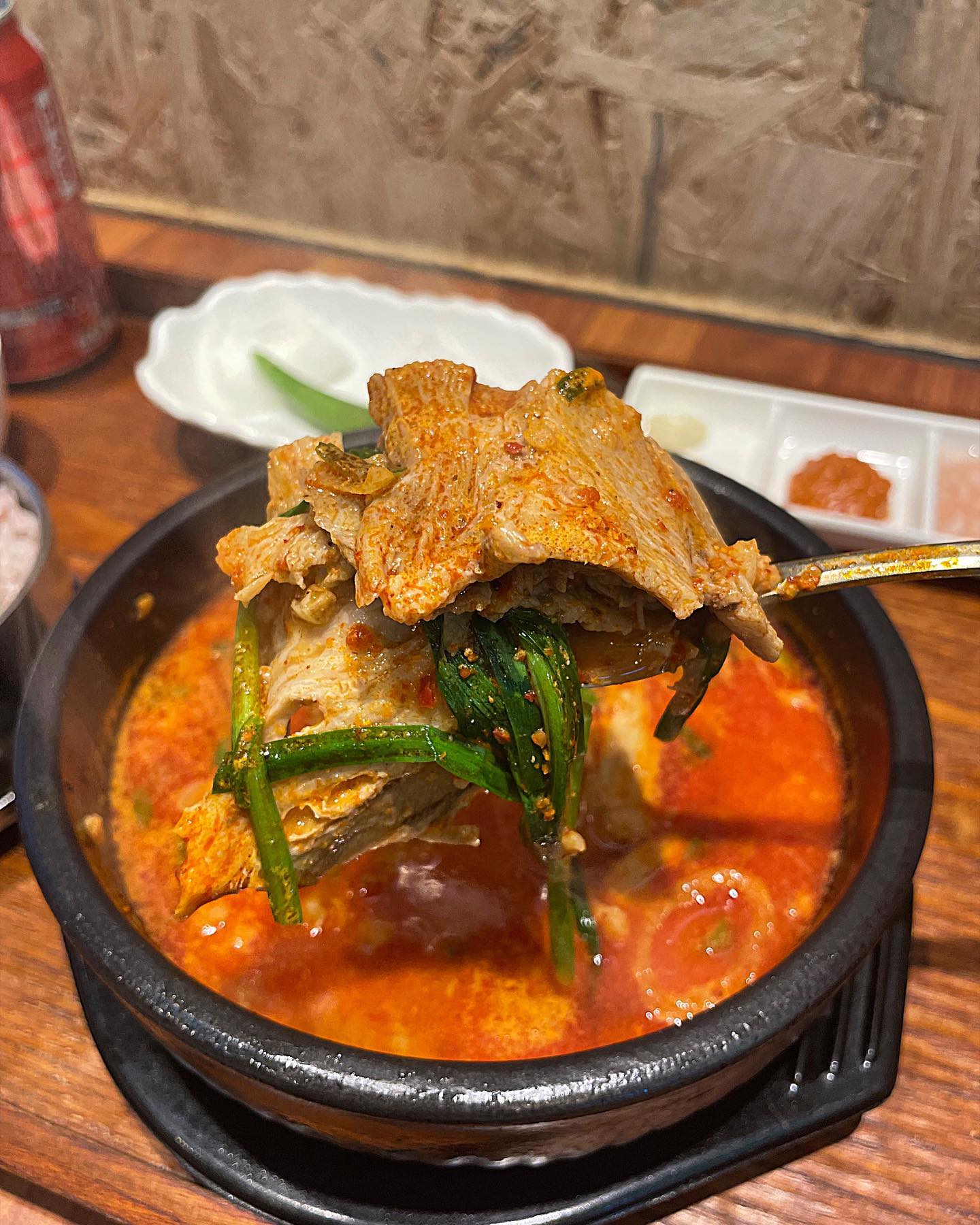 부산사람이 인정하는 오랜만에 즈어엉말 맛있게 먹은 얼크으으ㄴ한 돼지국밥 🥹

여기는 요즘 부산에서 가장 뜨겁게 핫한 전포 윗동네에 위치한 동백국밥 camelia.gukbab 

나를 이곳으로 이끈건 한 블로그의 글이었는데 거기서
 “대.조오오온.맛.탱구리 국밥집” 해서 너무 궁금했다!! 🤣 
30년 인생에 역대급 국밥집이라고 해서, 과연 어느 정도일까 궁금했는데 괜히 실망할 수 있으니 기대 안 하려고 했다. 

안 그래도 친구랑 서면에서 공부할 예정이었어서 깔끔하게 국밥 한 그릇 때리고 공부 시작하기로 했다. 

그래서 들른 이 곳. 

고기의 양. 칼칼한 얼큰함. 잡내 안나는 시원한 맛까지. 

깔끔하게 돼지국밥이 진짜 맛있는 곳이다..❤️‍🔥
지이인심 오랜만에 만족스러운 국밥을 먹었다.

부산사람들은 돼지국밥 부심이 있을거다. 
정말 많은 돼지국밥을 먹어봤고 
(우린 학교 급식에도 달마다 돼지국밥이 나왔으니까..)
정말 많은 돼지국밥집을 골고루 가봤을거다. 

유명세에 비해 아쉬운 곳도 있고, 새로운 곳이지만 어? 너무 맛있는데 그런 곳도 있다. 
이곳은 가게 크기가 작아서 조금 아쉽긴 하지만, 서울 친구가 부산 내려오면 맛하나 보고 데려가고 싶은 곳이다!!! ❤️‍🔥❤️‍🔥

전포에서 가볍게 혼공할때 혼밥해도 딱 좋다!! 
나 자주 갈 것 같애 ㅎㅎㅎㅎㅋㅋㅋㅋ 

만족쿠 대만족쿠 👍👍

#전포맛집 #전포혼밥 #서면혼밥 #전포국밥 #서면국밥 #부산국밥 #부산돼지국밥 #서면돼지국밥 #전포돼지국밥 
#돼지국밥 #전포동맛집 #전포동밥집 #서면밥집 #서면맛집 #서면혼밥 #전포동혼밥