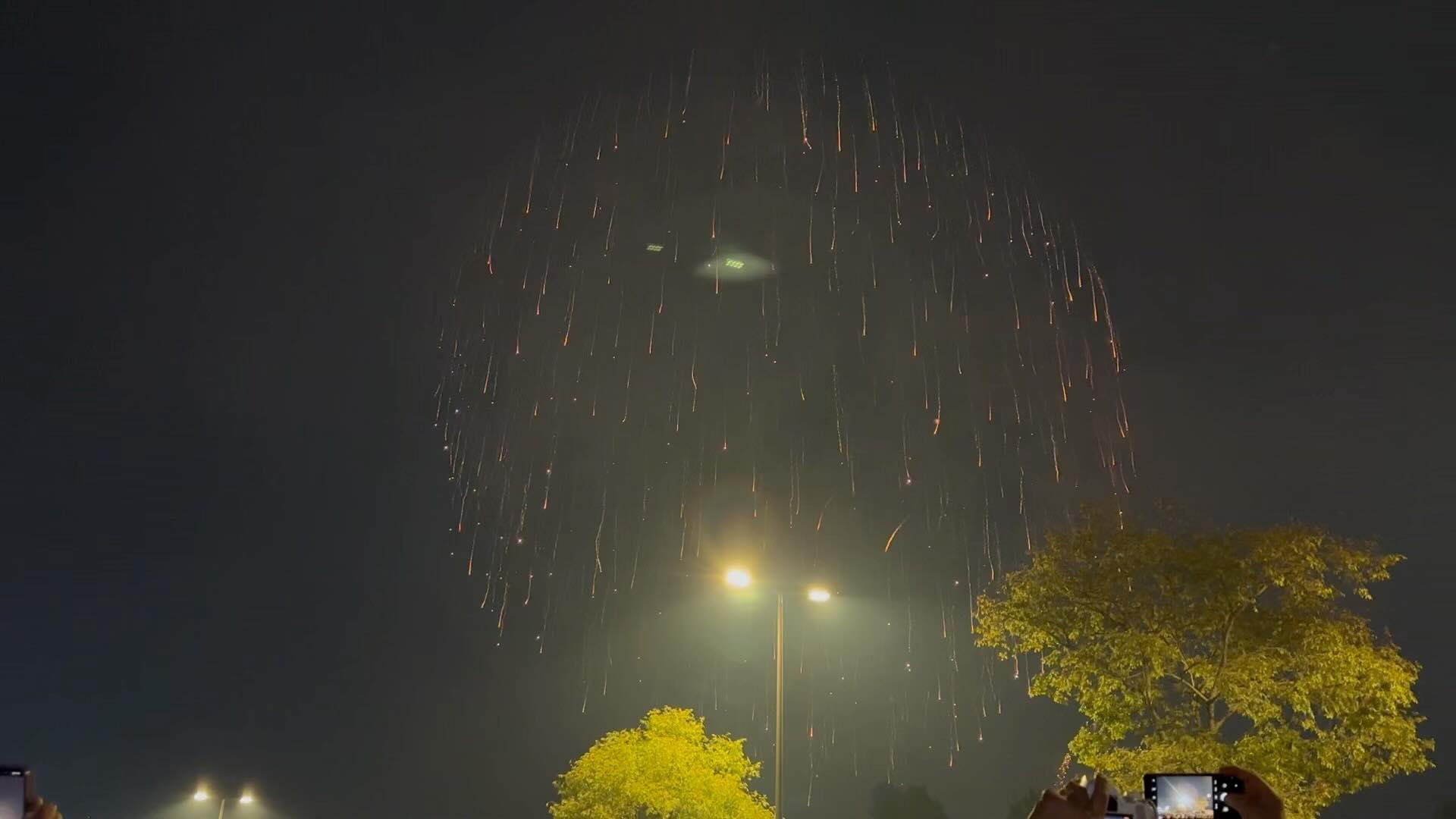 자본주의와 함께한 2023 서울 불꽃축제, 
두번째팀 아작나고 본전생각남. 여의도 탈출하느라 개고생
그렇지만 결론은 자본주의만만세 🙃
.
.
.
#2023서울불꽃축제#여의도불꽃축제
#불꽃관람석#가을밤#즐거운인생