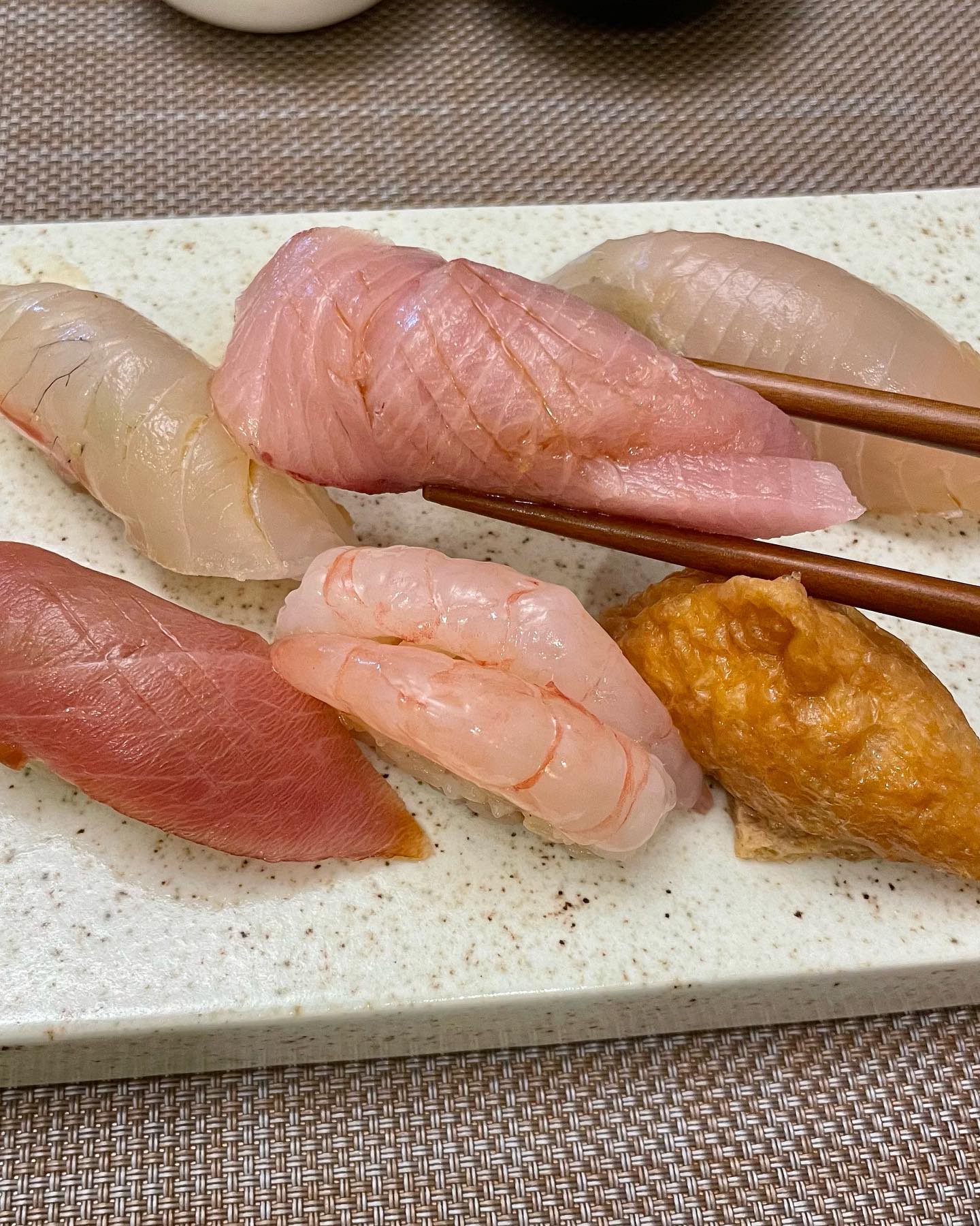 #스시해일 sushi_hae_il 
📍전남 여수시 이순신광장로 126 1층
(환기건물 1층!!)

생일 기념으로 주말에 다녀온 스시 오마카세🍣
너무 맛있게 먹음....🥹
사장님 이가격에 다 퍼주고 남는게 있으실지 걱정해씀ㅠ

✅ 진짜 가성비 좋아요 👍🏻👍🏻 (1인 39000원)

✅ 하나하나씩만 나오는게 아니라서
먹는 속도 다른 우리도 각자 맛있게 즐기며 먹음🤭

✅ 마주보고 앉는 테이블이라 
대화하면서 먹기도 편했당🤭
4인 테이블 두개라서 
단체나 가족들이랑 가도 되겠더라구요?

뭔가 특별한날에 온 사람들에게 인테리어는 허전할수 있을듯
근데 인테리어에 비해 음식이 넘 훌륭하니
분위기나 인테리어보단 음식 자체를 
즐기고 싶은 사람들에게 추천합니다!!

✅ 저희는 가게 분위기보다 맛있는게 중요...🔥❣️

여수에서도 부담없이 새로운 요리들을 
즐길수 있는 오마카세!! 추천!!!!

#여수오마카세 #여수초밥 #여수스시 #여수스시오마카세
#이순신광장일식 #이순신광장오마카세 #여수기념일 #여수레스토랑 #여수일식 #여수이자카야 #여수스시해일