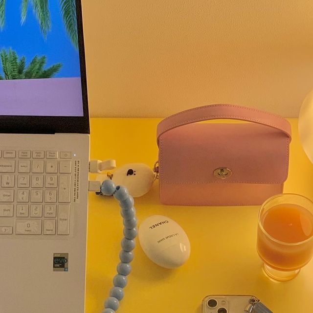 서하우스 ; Seohouse on Instagram: "#이벤트당첨 동글동글 구슬 아이폰 충전케이블 덕분에 나으 데스크가 더 귀여워졌다🙈 thankyou 謝謝 @maisonde_chouchou #서하우스 #메종드슈슈 #아이폰충전케이블"
