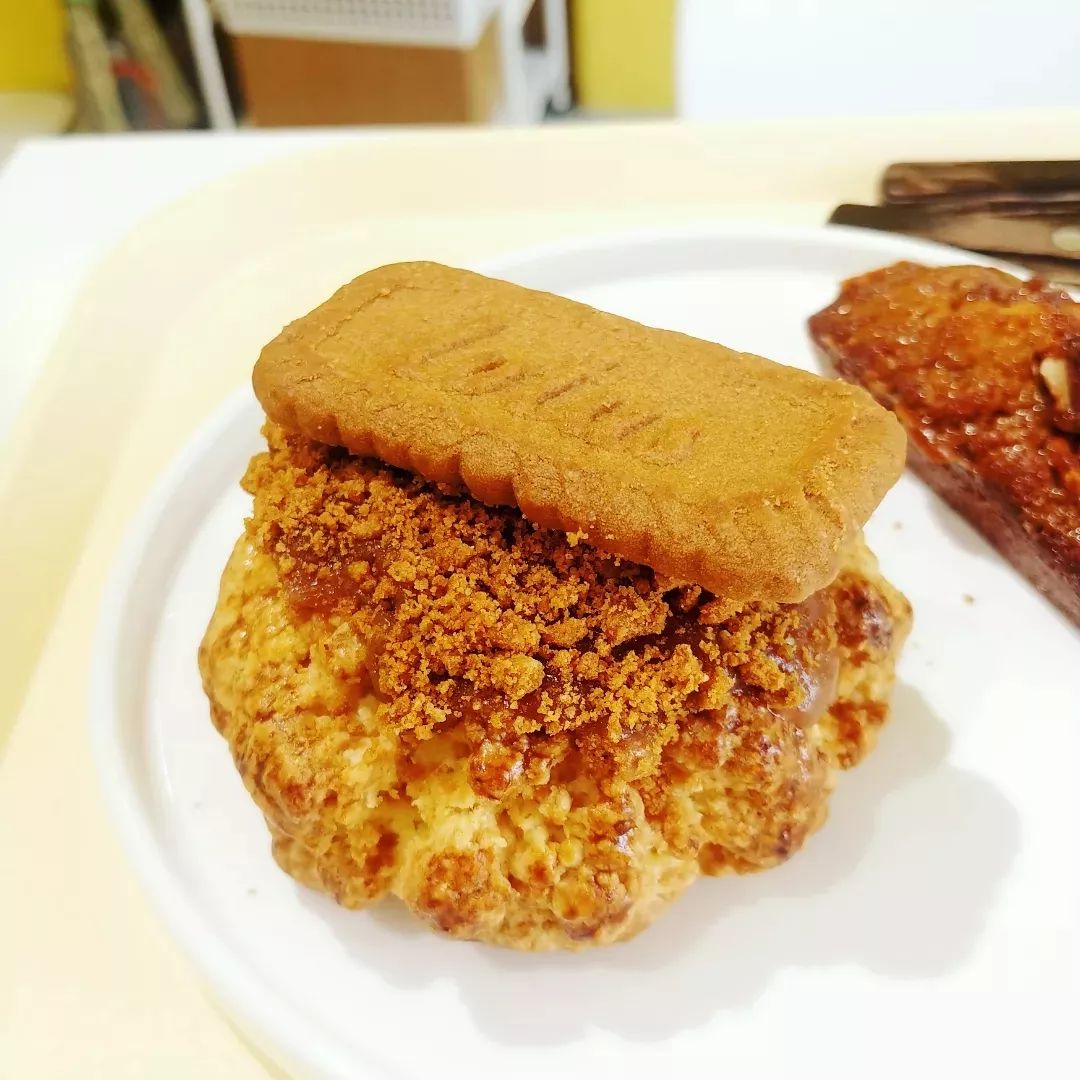 #협찬 베럴버터

✔소문난 구움과자 맛집

보시는바와 같이 초코칩 스콘은 제가 갔을때 솔드아웃됐고 카라멜 로투스 스콘은 마지막 한 개 남은거 제가 간신히 겟 했습니다. 그만큼 많은 사람들이 알고 찾아오는 맛집입니다! 

✔카라멜 피칸 휘낭시에

일단 모양이 예쁘고 겉에 코팅된 카라멜이 씹는 순간 달콤함을 선사해줘요. 안에는 촉촉하고 부드러워서 1개로는 부족한 정말 맛있는 휘낭시에에요.

✔카라멜 로투스 스콘

스콘도 마찬가지로 퍽퍽하지 않고 정말 촉촉하고 맛있어요! 잼을 따로 판매하고 있었는데 카라멜 로투스 스콘은 잼이 필요없을 정도로 달콤하고 중독성 있는 맛이에요.

✔청포도 에이드

청포도 에이드는 제가 태어나서 마셔본 에이드 중 가장 맛있었어요! 비결이 무엇인지는 모르겠지만 생과일 주스를 마시는 것처럼 신선한 달콤함이 느껴졌어요!

✔총평

저도 앞으로 베럴버터 매진 행렬에 동참하겠습니다! 한 번 먹으면 잊을 수 없는 맛~ 내일도 먹으러 갈게요!!

#성신여대스콘 #성신여대스콘맛집 #성신여대휘낭시에 #성북구스콘 #성북구스콘맛집 #성북구카페추천 #성북스콘 #성북카페추천 #성신여대카페 #성신여대맛집 #성신여대디저트 #리뷰노트