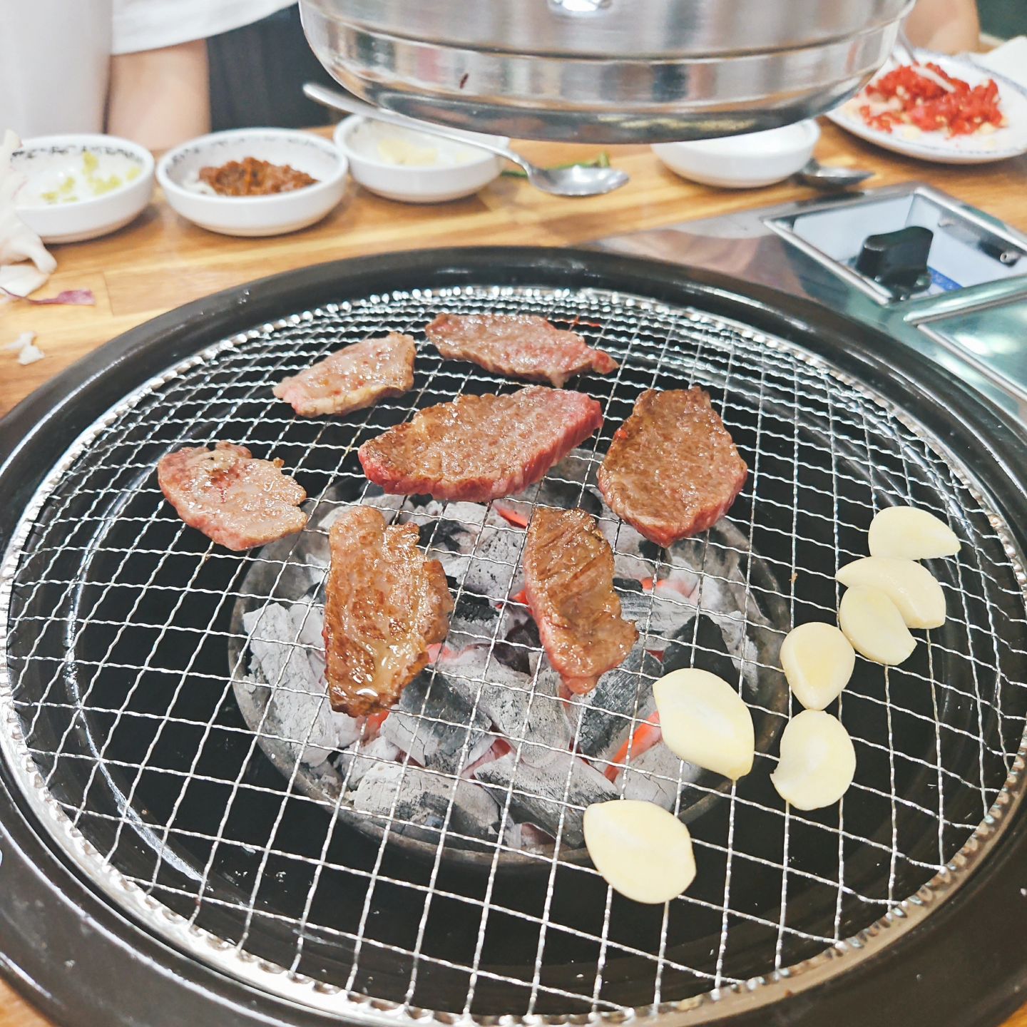 태백으로 넘어온 후 호텔🏨에 짐 풀고 태백한우 🐂먹으러!
네이버 예약 덕분에 육회🍝를 서비스로...
엄마가 다 드셨음.
그래도 난 횡성한우🥩가 더 좋네.
된장소면🍜이 생소에 시켰다.
그냥 먹을만 하네.😆

#태백한우 #태백한우고기 #태백맛집 #태백맛집추천 #태백여행 #태백가족여행 #저녁메뉴추천 #저녁메뉴 #저녁