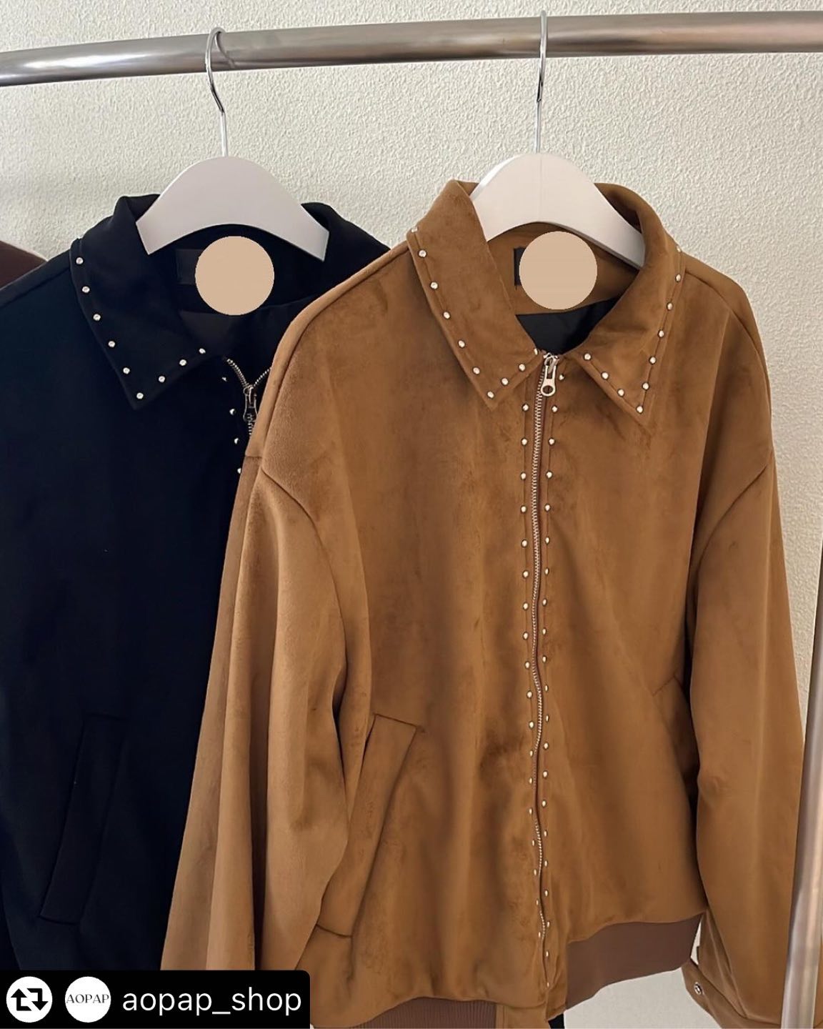 #광고 #리그램 - aopap_shop by get_multi_repost
F/W 2024 
TIN SUEDE JACKET

지금 계절에 가디건 말고 가볍게 툭 걸칠 수 있는 블루종 제품을 보여드릴게요 .아직 쌀쌀한 날씨에 결이 고은 스웨이드 소재로 따듯한 무드도 가져가면서 카라 부분에 틴장식으로 와일드하면서 캐주얼한 느낌이 가득 풍기는 자켓인데요 

이 자켓은 소매가 시보리가 아닌 똑딱이 버클로 되어 있어서 더 더욱  마음에 들었어요. 스웨이드 본인이 입으면 느낌이 안 난다고 생각하시는 분들도 많이 있으신데 
비슷한 디자인의 옷도 이런 작은 디테일이 멋을 살려주는 거 같다고 생각해요 그리고 이중지퍼로 되어있어서 다양한 느낌으로 열어서 착용하실 수 있습니다 .뒷모습 또한 뒷 절개 라인으로 무게감을 살려주는 포인트로 주었어요. 
카라장식에만 포인트가 있었다면 귀여운 느낌이 났을 거 같은데 지퍼라인까지 포인트를 이어 빈티지하고 오히려 캐주얼한 분위기를 살려준 디자이너님의 디테일 .. ✨

딱 맞게 크롭기장으로해서 와이드한 바지와 코디하거나 
오픈해서 박시한 이너와 코디해도 이쁘고 
빈티지한 느낌의 원피스에 툭 입어주셔도 잘 어울립니다.

커플룩으로도 적극 추천드려요 ,

남녀공용으로 만들어져서 중성적인 느낌과 
스탠다드한 핏으로 멋스럽게 입어집니다 .
컬러는 데일리로 무난하게 블랙과 브라운으로 진행됩니다
 
소재감이 좋아서 매년 꺼내입기 좋아요
\
여행 계획 있으신 분들 꼬옥 입어보시고 
이쁘게 사진 찍어보셨으면 좋겠어요 ! ♥

aopap_shop
 
#데일리룩 #여자코디 #커플룩 #블루종자켓 #스웨이드자켓 #빈티지 #구미옷가게