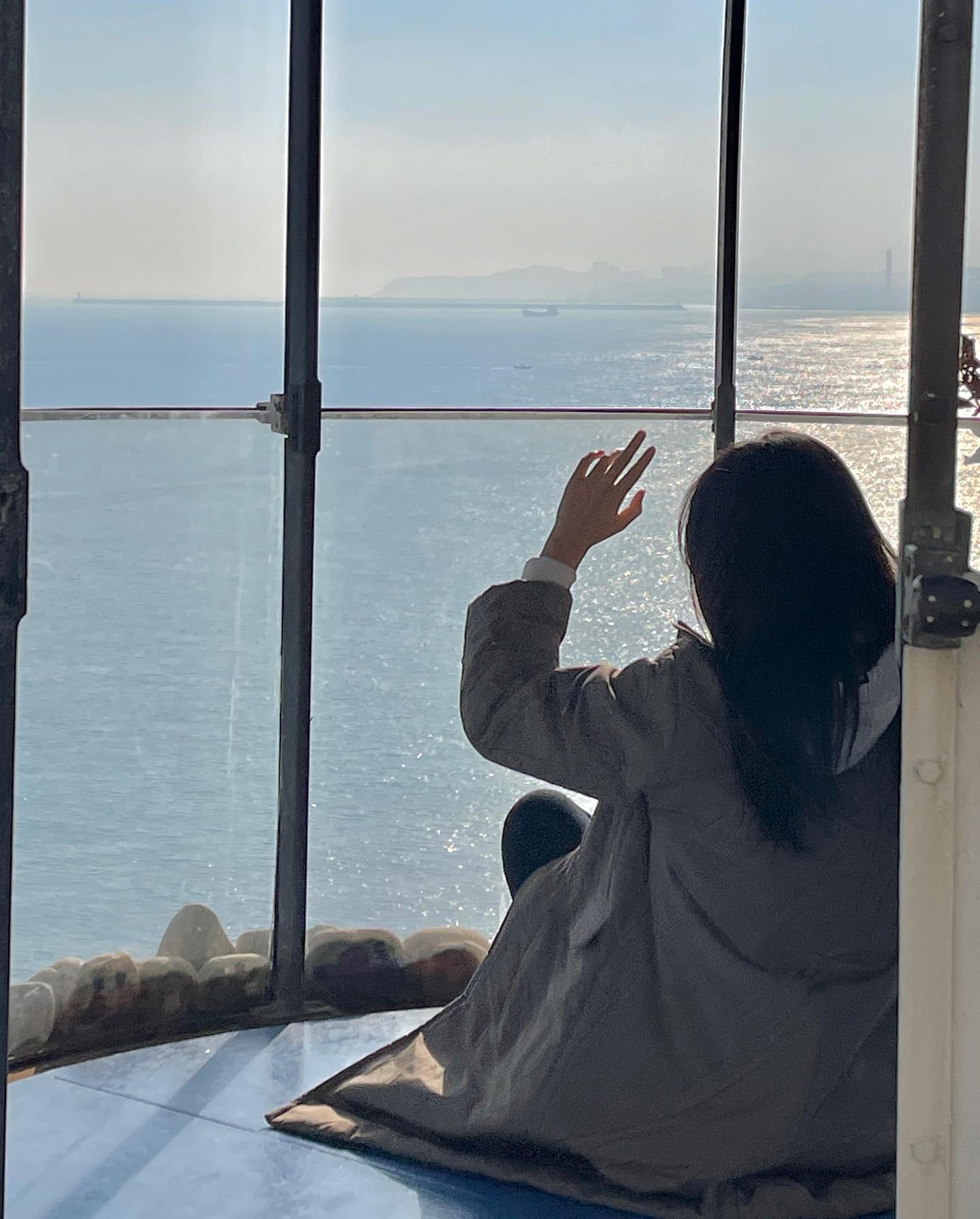 강원도 여행, 아직도 강릉만 가시나요?
🚆청량리역 ➡️ 묵호역 (2시간 소요)
 ⠀⠀⠀⠀⠀⠀⠀⠀⠀⠀⠀⠀⠀⠀⠀⠀
윤슬이 너무나 예쁜 겨울의 동해시 #묵호등대 🌊 
귀여운 고양이들이 반겨주는 안묵호 #논골담길 
보기만해도 시원해지는 동해 바다 만나러 가기🤍