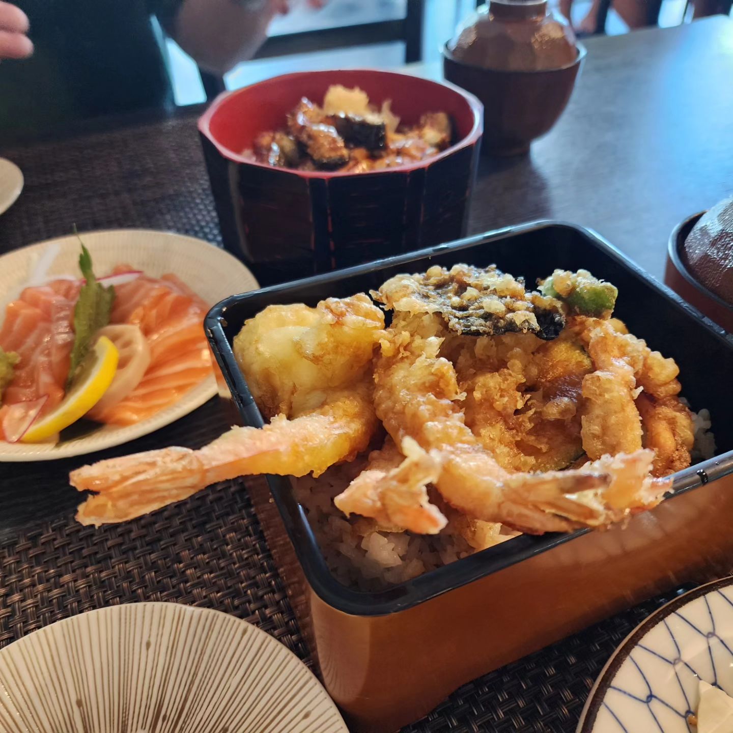 군산여행♡
먹부림 1탄!!
군산맛집 텐동집에서 한잔.
외진곳에있는데 사람 많네?!!!🫨🫨

오는길에 보인 새만금이 잼버리 해떤  황무진가?ㅋㅋ뉴스서보던곳인데ㅋ여기에?ㅋㅋㅋㅋ

👉 텐동이 맛난걸로^^ 연어도 안비리고 굿^^ 모듬스시?ㅋ음?ㅋㅋ

👉 아기자기한텐동♡  애비텐동 새우 귀요미~~

#군산여행
#군산맛집
#오구이
#군산텐동
#식도락여행
#먹부림