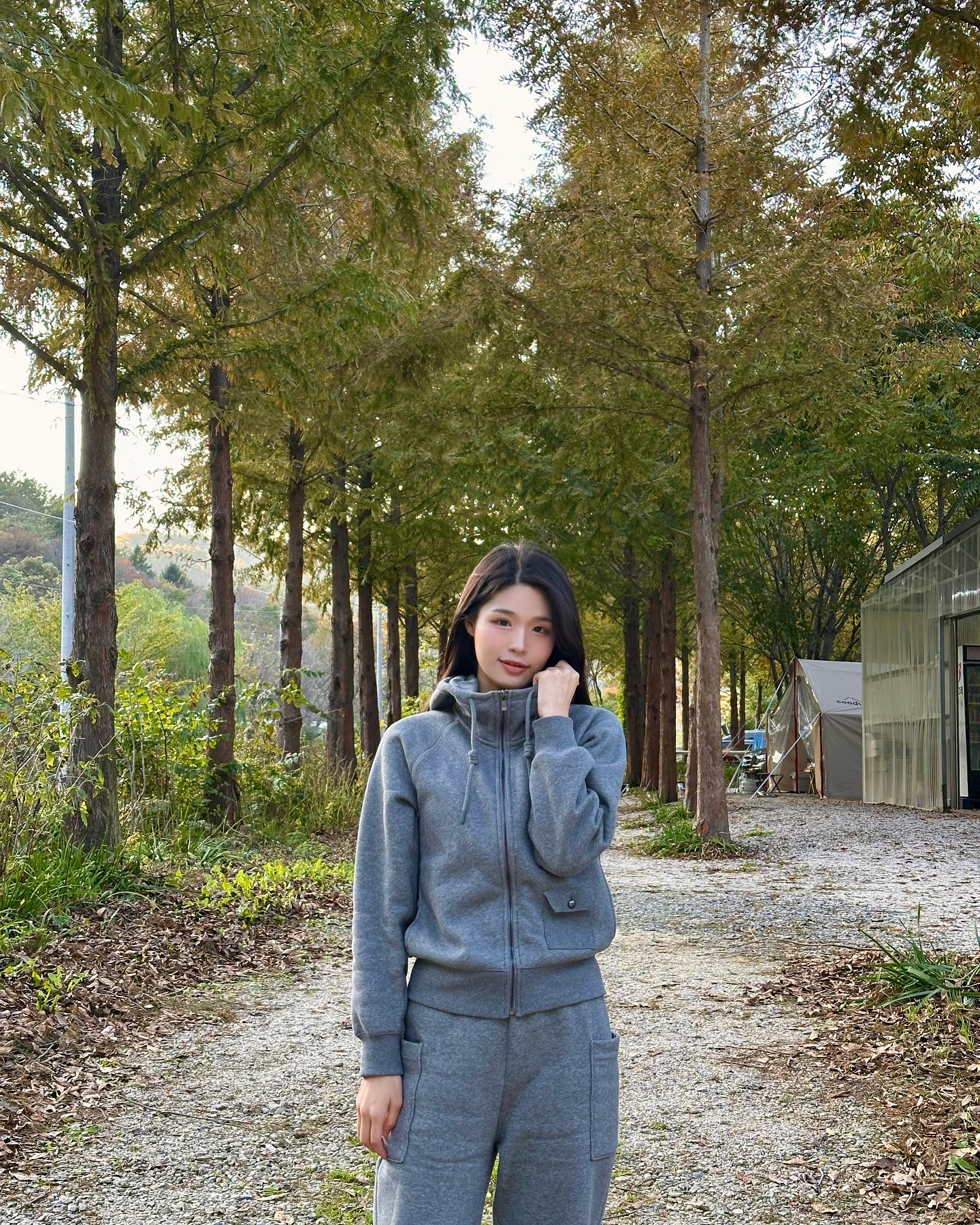 #협찬 가을캠핑은 언제나 넘 좋다 🏕️🍁🤎

쌀쌀해진 가을 날 떠난 캠핑룩은 시그니처 기모 스웻셋업으로 선택! 코어어센틱은 시간이 흘러도 변치 않는 디자인을 통해 아름다움을 그려내는 브랜드라서 캐주얼한 디자인도 클래식함이 더해져서 디자인이 더 예쁘더라구요오🤎 기모셋업이라 따뜻해서 아침 저녁 쌀쌀할 때 딱 좋았어요. fw꾸안꾸룩으로 딱이랍니다🍂

#협찬 #아뜰리에마졸리 #지에스샵 #GSSHOP #여자데일리룩 #출근룩 #오피스룩 #가을데일리룩 #가을니트 #스웻셋업