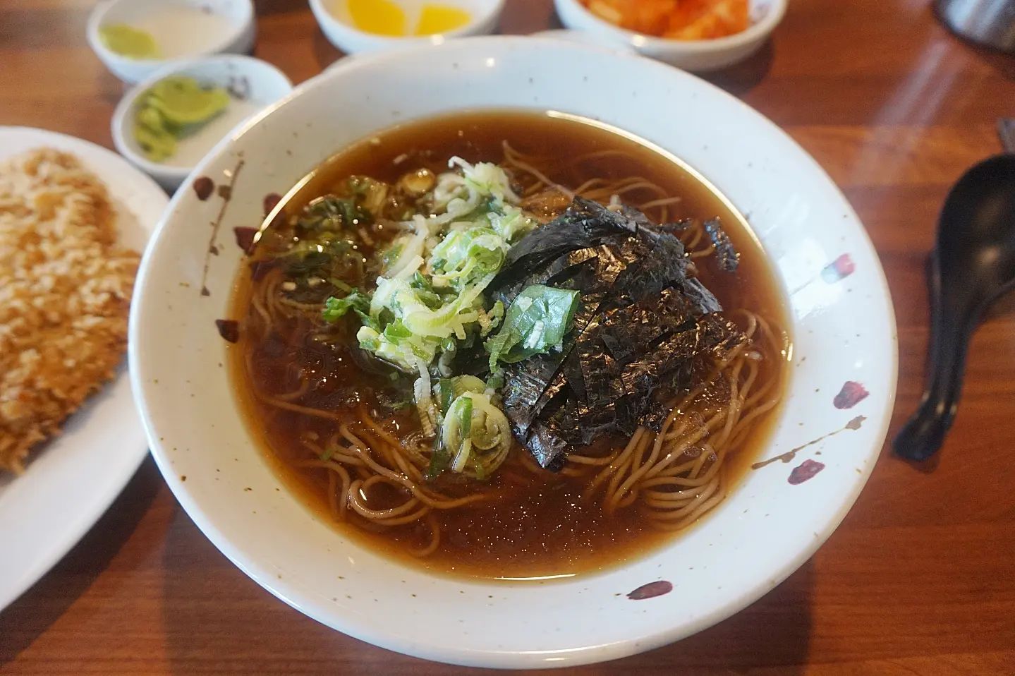 군산에서 유명한 전라도 스타일의 소바 맛집 
이름 그대로 군산소바 🤩
부모님이랑 소바랑 수제돈까스 냠냠

소올직히 가격이 저렴해서 양은 기대 안했는데
대문짝만한 돈까스에
곱배기같은 소바

감동쩔구요♡
맛도 쩔어요

돈까스 고기두께도 합격
바삭바삭 존맛탱
소바 면도 쫄깃쫄깃 
육수가 미쳤다리

이색 계란튀김이랑 사골탕면도 팔아요
담번엔 먹어봐야지

#군산소바 #군산맛집 #군산돈까스 #협찬 #리뷰노트