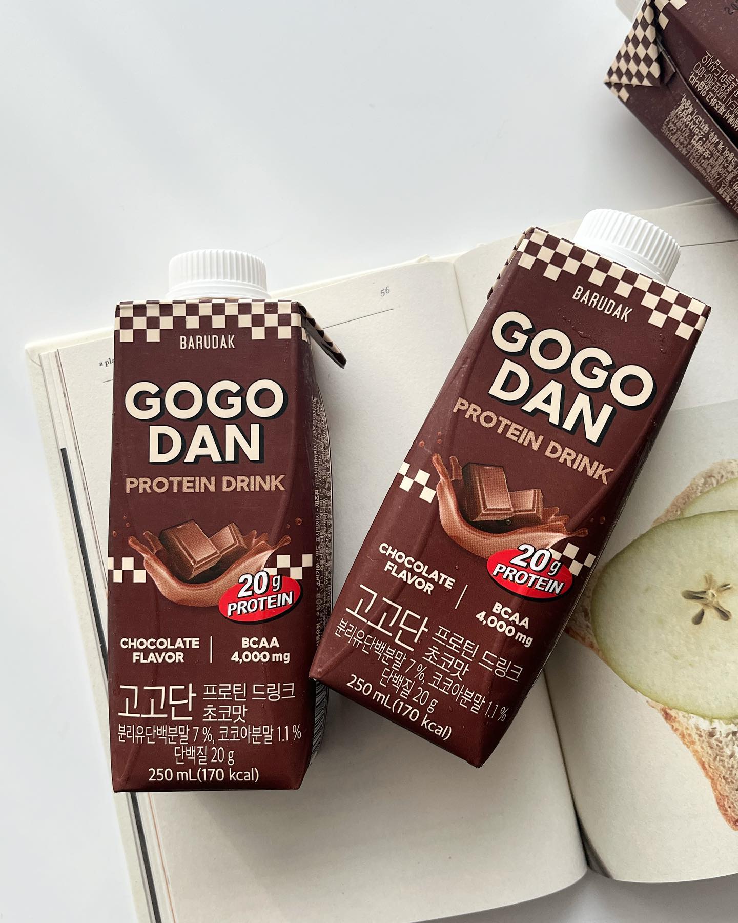 #제품제공

오늘아침은 간편하게 흔들어서 바로마시는 단백질음료 #고고단 🍫
코코아의 꾸덕한맛이 초코우유보다 맛있어요🍪
단백질20g은 계란3알을 섭취했을때 양이라고하는데 이 한팩으로 끝!

떡마리도 같이 보내주셨는데
요건 당땡길때 간식으로 제격이죠오 😊

(3주만에 5kg뺀 저희남편이 체중감량을위해 계속 먹을예정이에요😎)

#바르닭 #단백질쉐이크 #단백질보충제 #단백질식단 #단백질보충제 #다이어트식단 #다이어트음식 #초코케이크