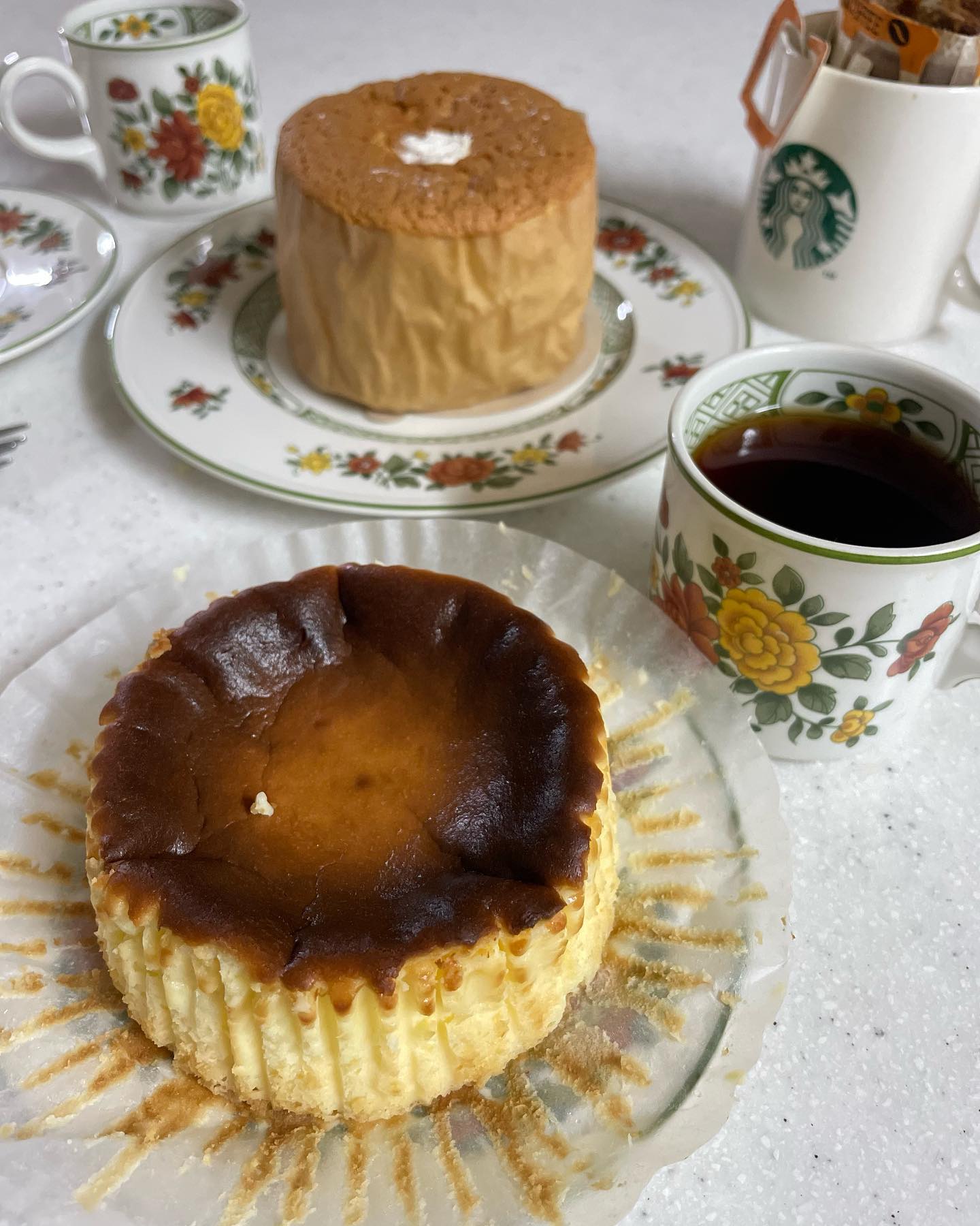 소소한 행뽁🥰
내가 좋아하는 치즈케이크🍰
남편이 좋아하는 카스테라🍮
바샤 드립커피 내려서 사이좋게 한잔 ☕️
인생 뭐있나요
소소한 행복 느끼면서 이렇게 사는거죠🥰
#감사합니다🙏 #소소한행복💕 
#스벅치즈케익 #스벅카스테라 
#바샤커피 #치즈케이크 
#모닝커피수혈 
#바쁜일상속여유 #감사한아침
