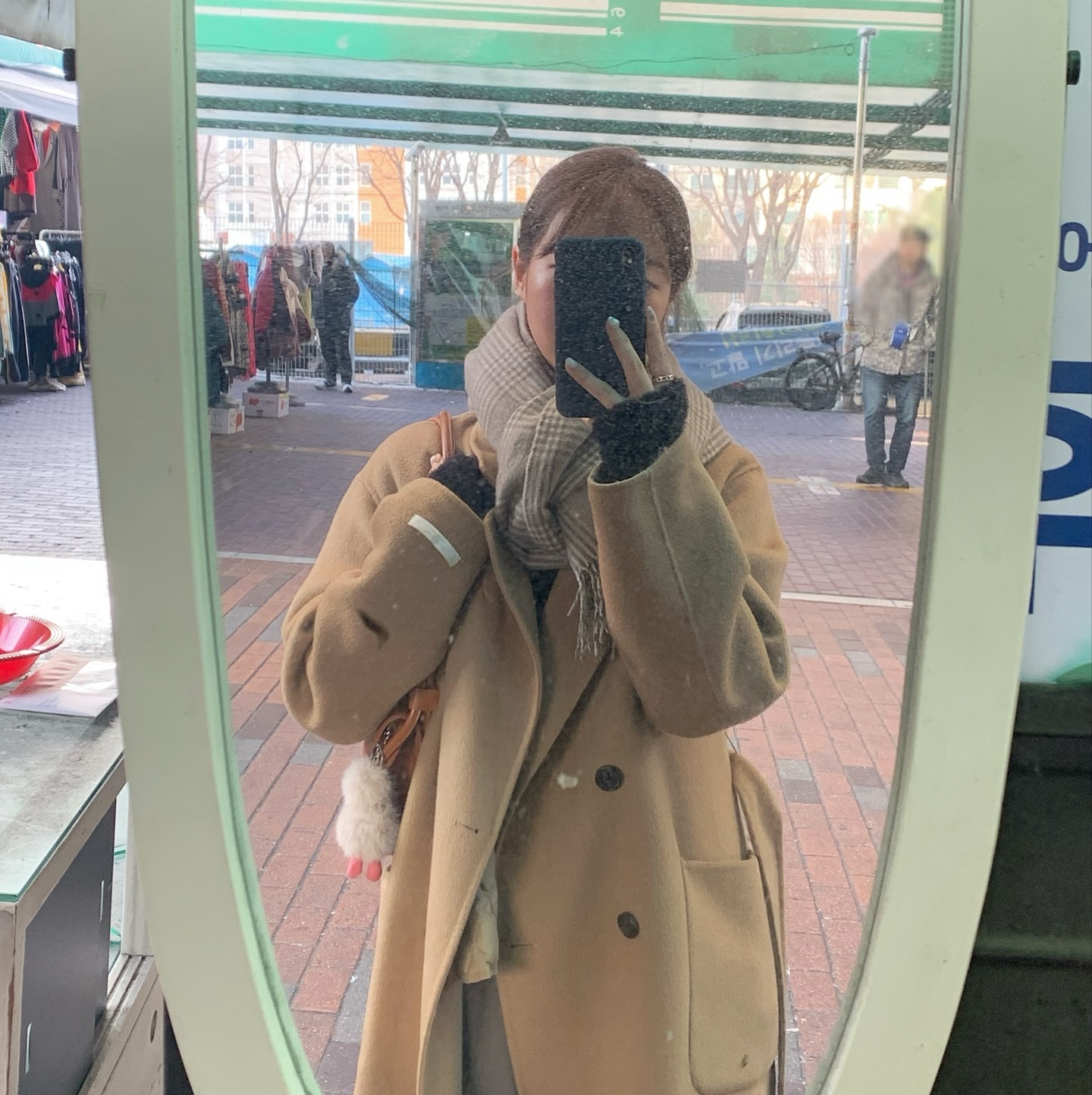 오랜만에 출근하는 기분인데 
연말이라서 그런지 출근길이 좀 가볍네요☘️
캐롤이 많이 안들렸던 크리스마스였지만, 
뭔가 안정적인 연말이라는 느낌이 들어 좋은 것 같아요. 오늘도 기분좋은 하루 되세요!!😊😊