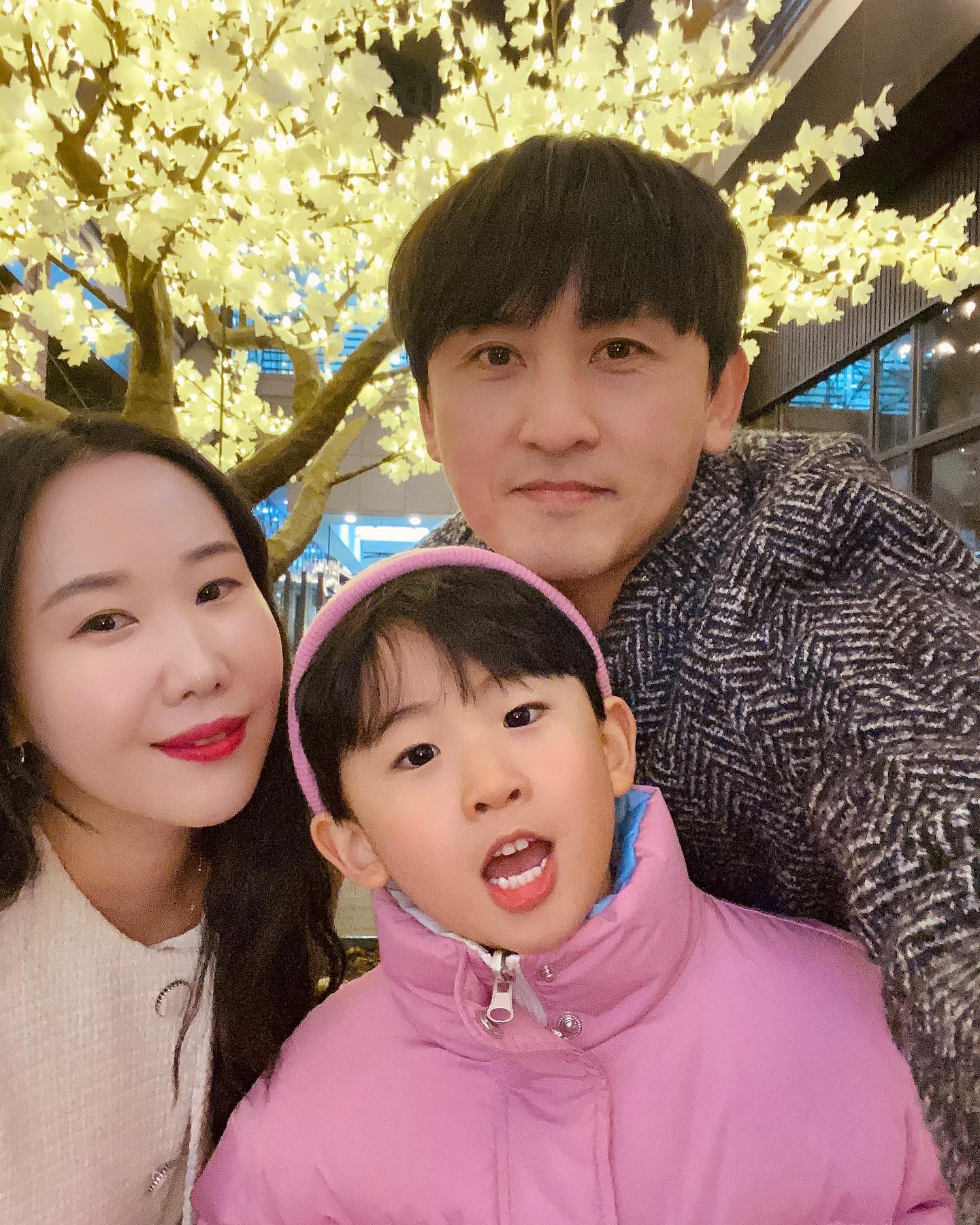 ෆ 

2024.01.14 결혼기념일👰🏻‍♀️🤵🏻‍♂️

더 늦기전에 결기날 기록해보기🫶🏻
결혼한지 벌써 7년이나 되었네,
맛있는 저녁먹고 소소하게 보낸 하루ෆ 

나는 오후예배 특송이라
오빠랑 은재랑 둘이서 소아과 다녀왔는데
왜이렇게 오래 걸리나 했더니 🌹

비밀이라고 했다는데 은재가 만나자마자
말해버려서 서프라이즈는 대실패🤣 

#결혼기념일 
#weddinganniversary 
#결혼7주년
#결기7주년❤️ 
#부처스컷
#붓처스컷판교 
#티본스테이크
#서프라이즈실패