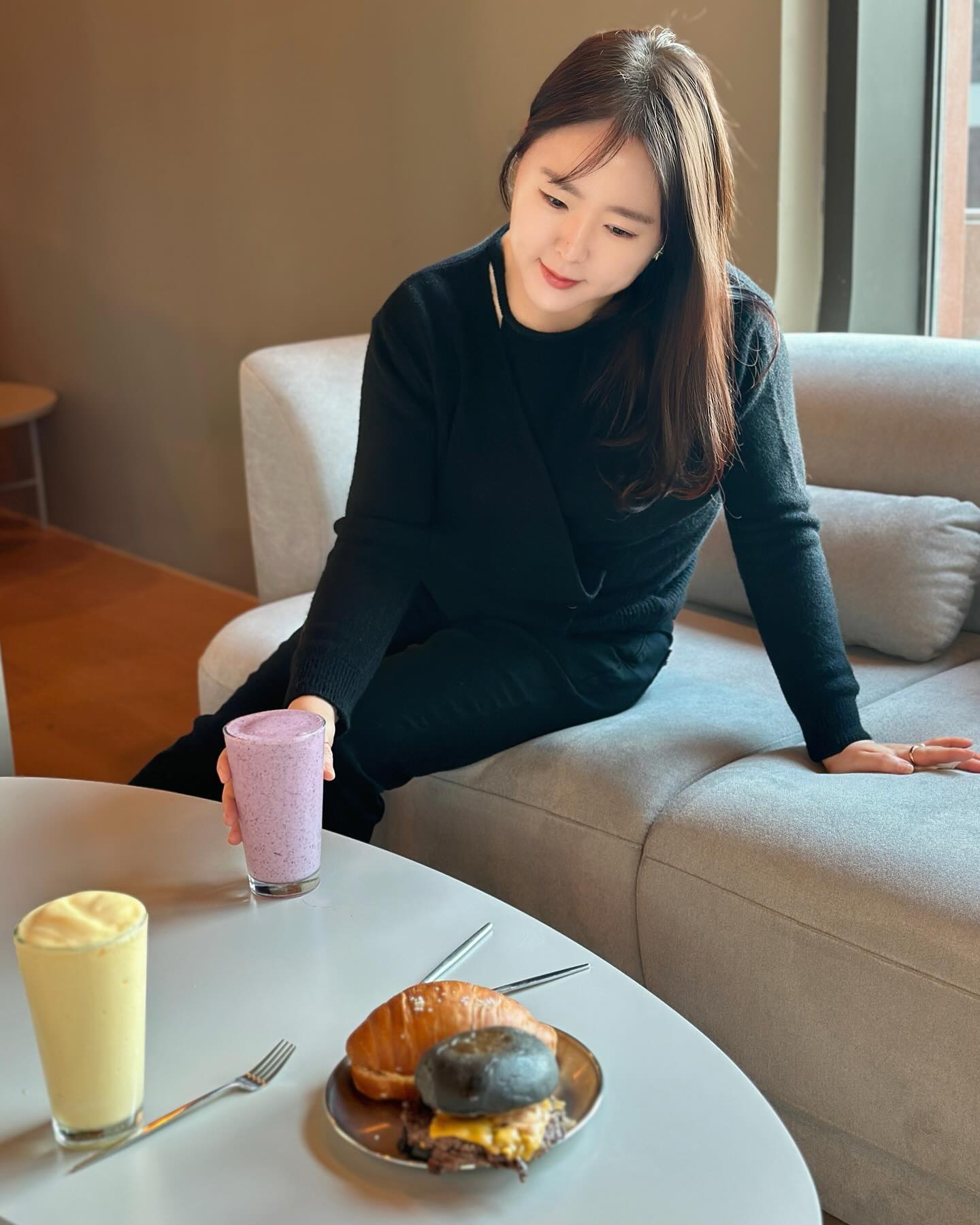#광고
요즘 가장 핫한 #청량리역카페
#24시카페 더노벰버라운지 청량리그라시엘점
#24시수제버거 버거베어 청량리점 댕겨왔어요.

👉1층은 수제버거 🍔
👉2층은 베이커리&차를 즐길 수 있는 카페 🥯🥖☕️
👉3층은 스터디카페 📚📖

미리 만들지 않고 주문과 동시에
한우 패티와 구운 양파의 조합에 더블패티까지 good!!
버거베어의 5성급 쉐프가 직접 개발한 수제버거메뉴 
모두 다 먹어볼테얏!!
오늘 먹은 한우더블치즈버거 너무 맛나서 또 생각나요.

2층 카페 감성 인테리어 취저~
소파가 너무 편해서 일어나기 싫더라구요.
유료 안마의자도 있어서 힐링하기도 최고!!
저는 카야소금빵에 블루베리, 망고요거트 스무디 
진짜 양 혜자스러워서 완전 든든

3층은 노키즈존이라 카공족에게는 최고의 카페에요.

독서동호회 여기서 해야겠어요.
이동 할 필요없이 한 건물에서 
수제버거로 든든하게 식사하고 후식으로 베이커리와 커피 즐기고
3층에 올라가서 각자 독서 힐링 하기 딱이다.
3월달 모임은 여기서 하는걸로!!

📞연락처 : 0507-1400-1620
⏰영업시간 : 24시간 영업
🧭  서울 동대문구 고산자로32길 78 한양수자인그라시엘 상가 102호
편의시설 : 와이파이, 남녀화장실 구분(쾌적), 주차가능

#노벰버라운지 #thenovember라운지 #카페스타그램 
 #카페투어 #청량리카페  #청량리그라시엘 #버거베어 #수제버거