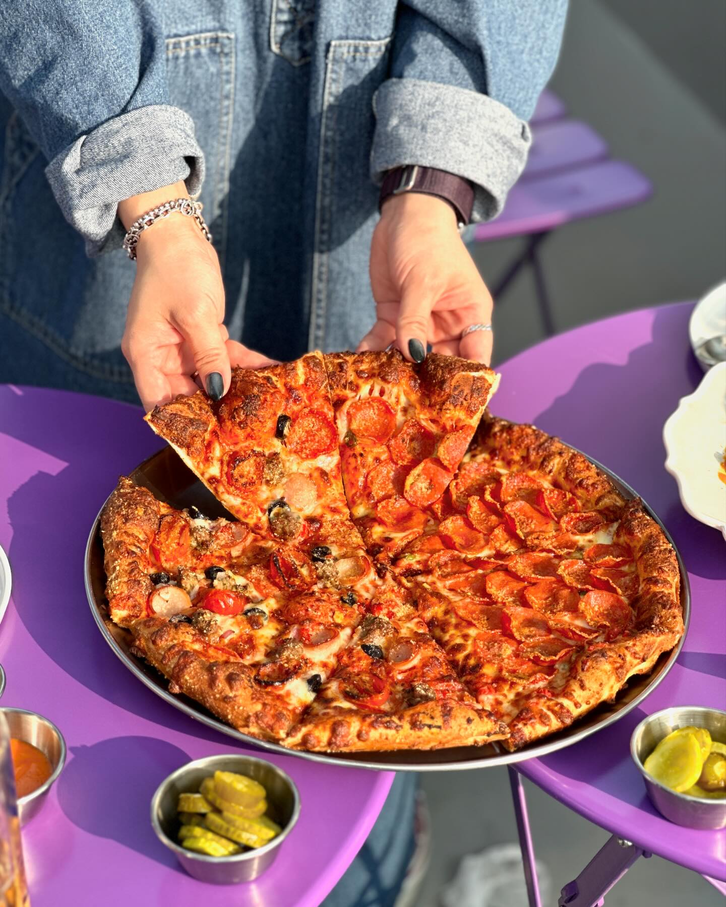 햇살 가득 공간에서 맛난 피자 먹기!🍕☀️

디자인과 컨셉이 정말 예쁜 공간이라고는 생각했는데?
확실하게 맛까지 업그레이드되어서 감동받고 왔습니다.

피자 한판 먹고. 와. 여기 왜케 맛있어졌냐. 연발.ㅋㅋ
또 시켜! 또또! 또 먹을랰ㅋㅋ 결국 포장까지 했어요.
서울숲이나 한강갈때 포장 또는 배달 추천합니다!🤭

옥상 테라스는 마치 외국에 여행을 온듯한 느낌이 들어요.
햇살이 환하게 내리쬐는 찬란한 오후의 낭만. 진짜 최고!💗
 
낭만 충전 후 세간의 이슈라는 818 데킬라 한잔 했어요.
홀. 근데 요기 소주가 또 4천원이래요? 이건 또 못 참지!
피쏘 스타트로 낭만 업그레이드ㅋㅋ 내가 미쳐 진짴ㅋㅋ

맛있게 잘 먹었습니다.🤍💛
 

#퍼프피자
#성수맛집 #성수동맛집 #뚝섬맛집 #뚝섬역맛집
#피자맛집 #파스타맛집 #성수피자 #성수동피자
#성수야장 #성수동야장 #성수테라스 #야장의계절 #피쏘