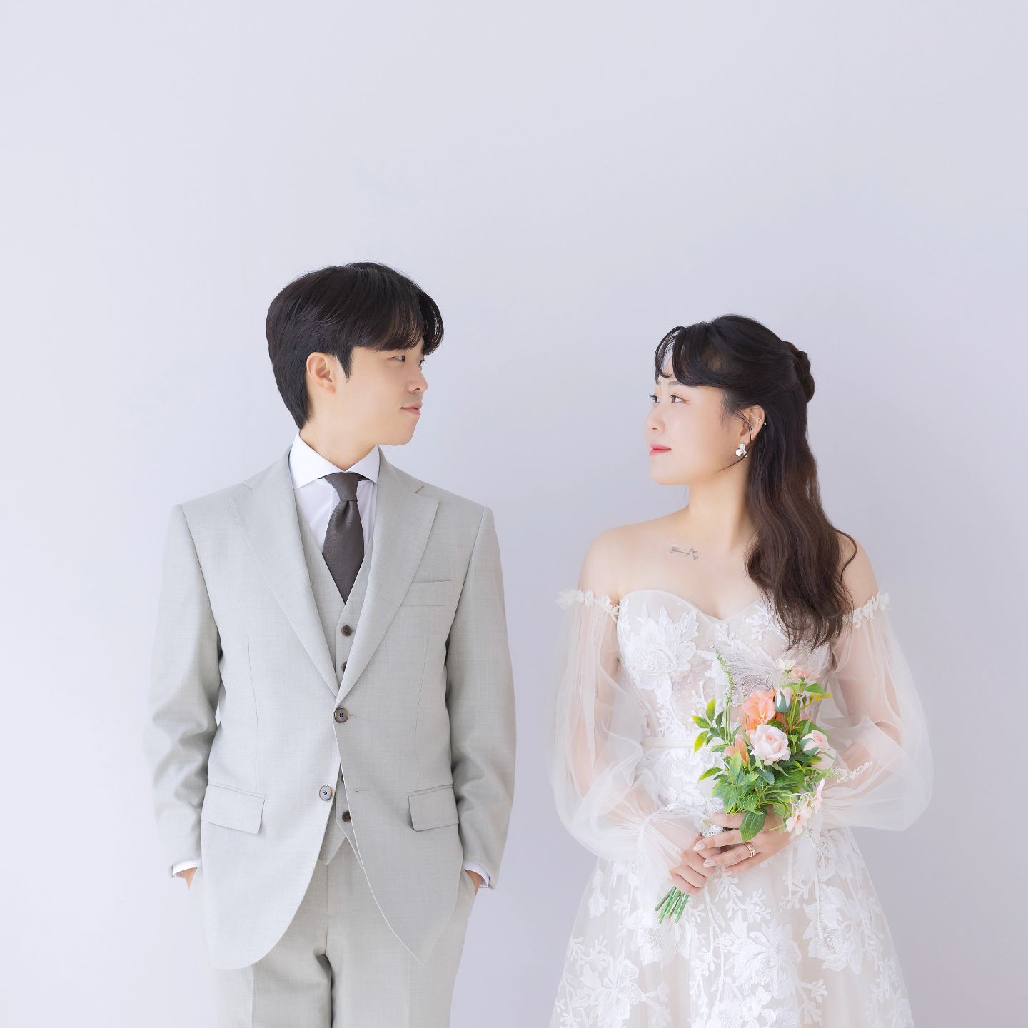 여러분 새해 복 많이 받으세요🙇‍♀️
지난 2023년 어떠셨나요?

전 정말 다사다난했던 한 해 였던거 같아요🥲
이직한 회사의 구조조정
전세 보증금 반환 소송
엄마의 사고와 수술(3개월만에 퇴원하시고 결혼식 참석을 위해 열심히 재활중이세요!)

하지만 힘든 날 모든 순간 제 남편이 함께해줘 
2024년까지 달려올 수 있었어요👍

2021년 겨울에 만나 
2년이 조금 더 흐른 시간 동안 모든 날 함께 한
저희 두 사람, 결혼합니다!

🔷️2024년 3월 16일(토) 오후 12시
🔷️인천그랜드오스티엄(문학경기장), 블리스홀(3층)

작년부터 준비해 온 저희의 결혼식이
이제 한 달 앞으로 다가왔습니다.

저희 두 사람, 
부부가 되기 위한 첫걸음을 내딛고자 합니다.

한 분 한 분 찾아뵙고 인사드리는게 도리이오나 실례가 되지 않을까, 혹은 부담이 되시지 않을까
조심스러운 마음이 앞서서 먼저 연락드리지 못한 분들이 많습니다.

너그러이 이해해주시고 혹시라도 먼저 연락주신다면 
감사한 마음 담아 정중하게 소식 전하겠습니다.🤗

인생에 단 한 번뿐인 소중한 날
귀한 발걸음, 귀한 시간 내주시어
저희의 앞날을 축하해 주신다면 
그 마음 평생 잊지 않고 잘 살겠습니다.🙇🙇‍♀️

#결혼합니다👰🤵 #청첩장 #예비신랑 #예비신부 #그랜드오스티엄 #블리스홀 #3월16일 #새해인사 #새해복많이받으세요 #청룡해 #모바일청첩장 #인천 #결혼식 #시집갑니다👰 #일상 #소통 #데일리 #신랑 #신부 #연애 #선팔 #맞팔 #신혼부부 #초대합니다