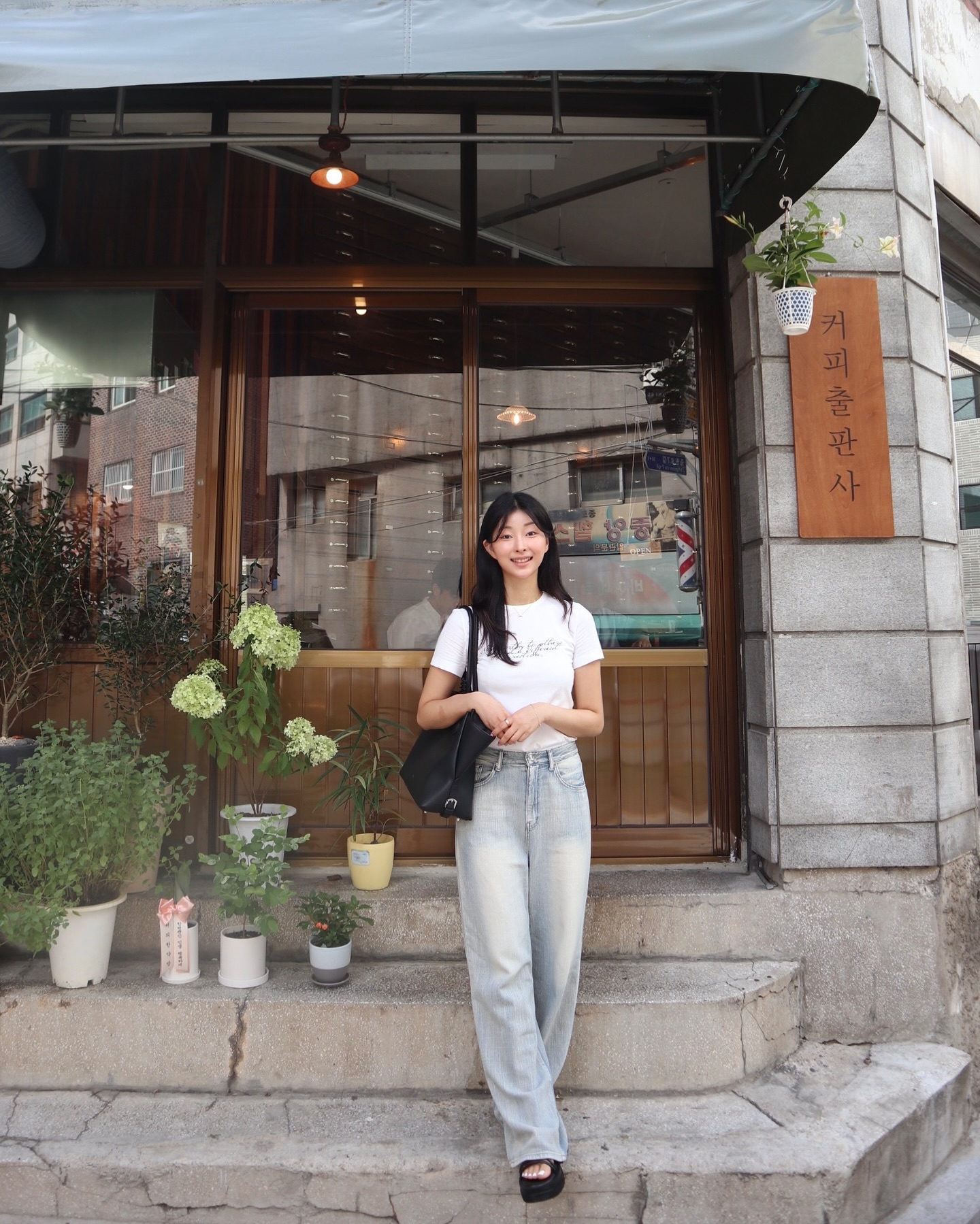 충정로 애정하는 조합을 소개할게요💭🐈‍⬛

커피 출판사에 들러 취향에 맞는 브루잉 커피와 단편집 짤막하게 읽어주고, 호수집 연탄불에 구운 뼈 있는 닭꼬치에 맥주 더해주면 그래, 휴일의 맛은 이런거였지 싶은 하루가 됩니다.

#아웃핏 #반팔코디 #여름코디 #충정로맛집 #충정로카페