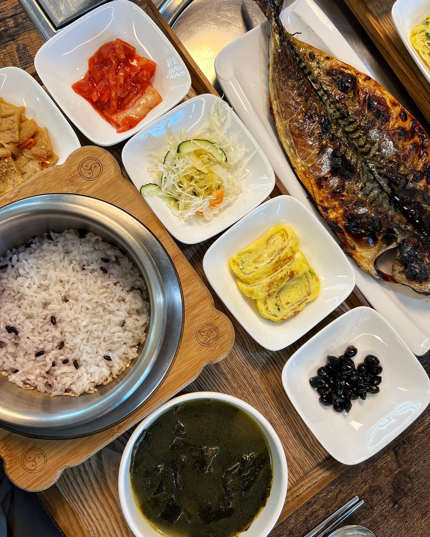 #협찬 
제주에서 아침식사하기 좋은
#제주엉또정 

• 아침메뉴 / 8:00-10:00
성게미역국+솥밥 정식  15.0
고등어구이+솥밥 정식  15.0
전복육개장+솥밥 정식(New)  15.0
전복죽 정식  15.0

• 점심메뉴 / 11:00- 03:00
흑돼지두루치기 + 솥밥  10.0
흑돼지김치전골 + 솥밥  10.0

제주 서귀포 제주엠리조트내에있는
서귀포 조식맛집 '엉또정'

제주엠리조트 숙박고객 아니더라도 
누구나 식사가능해요 ! 

주차장도 넓어서 주차걱정이
필요없습니다 ! 

아기의자와 아기식기류등
준비되어있어 가족단위로 
방문하기 좋아요 ! 

노릇노릇 기름기가득한 고등어구이는
2인이 먹어도 충분한크기와
전복내장에 참기름을 더한 
고소한 전복죽은 양이 진짜 푸짐하여
가격대비 퀄리티가 좋고 
✨가성비가 매우좋은 맛집이예요 ✨

서귀포시 중산간서로157번길 28-6 
(제주 엠리조트내에 위치)
*화요일은 아침조식만 운영합니다 

 #제주여행 #제주맛집 #제주현지인맛집 #제주도민맛집 #서귀포현지인맛집 #전복죽 #성게미역국 #고등어구이 #전복육개장 #제주한식맛집 #제주아침식사 #제주도아침식사 #서귀포아침식사 #제주조식 #서귀포조식 #제주조식메뉴 #서귀포조식메뉴 #제주조식추천 #서귀포조식추천