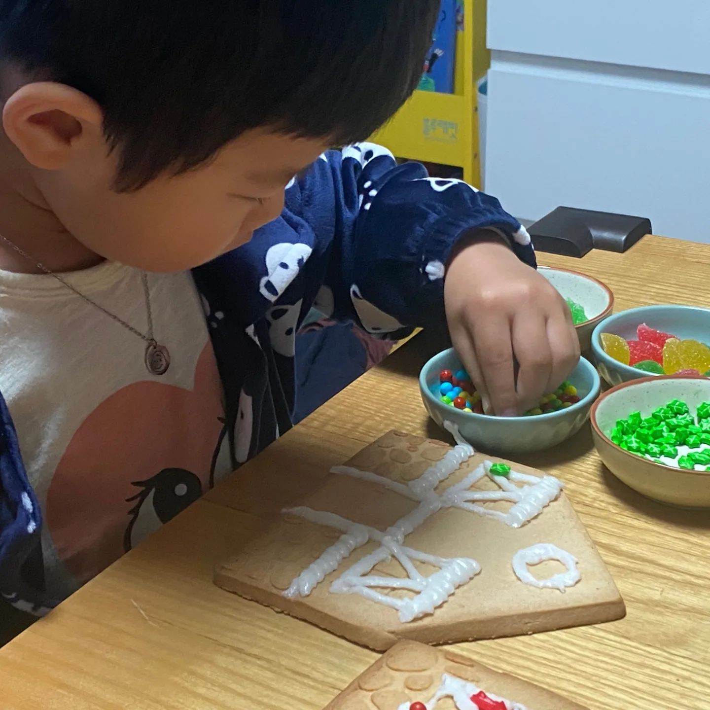 굿모닝

아침에 눈뜨자마자
쿠키집만들기🏠

만들기전에
데코캔디 다 먹을 듯

다가올 크리스마스
기대중🎅🎄