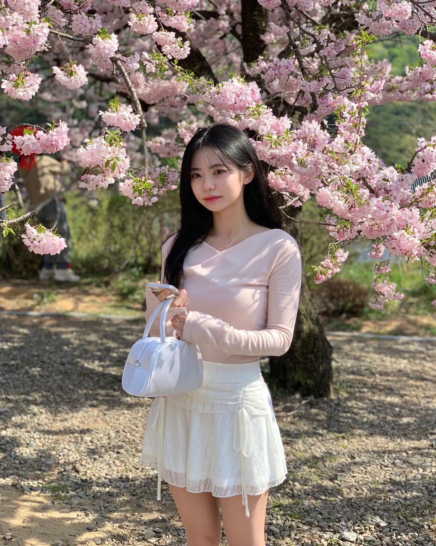 벚꽃 막차 탑승🌸🫧
못 볼 줄 알았던 벚꽃 봐서 설레고 행복했던 하루 ෆ
3월에 천안여행 다녀와서 여긴 벚꽃 필 때 오면 좋겠다고 했는데 결국 내가 와버린 각원사 (4월 13일 방문)

✔️각원사
충남 천안시 동남구 각원사길 245 각원사
무료 입장, 무료 주차

야간 통행 제한
하절기(3-9월) 20:00 - 04:00
동절기(10-2월) 19:00 - 04:00