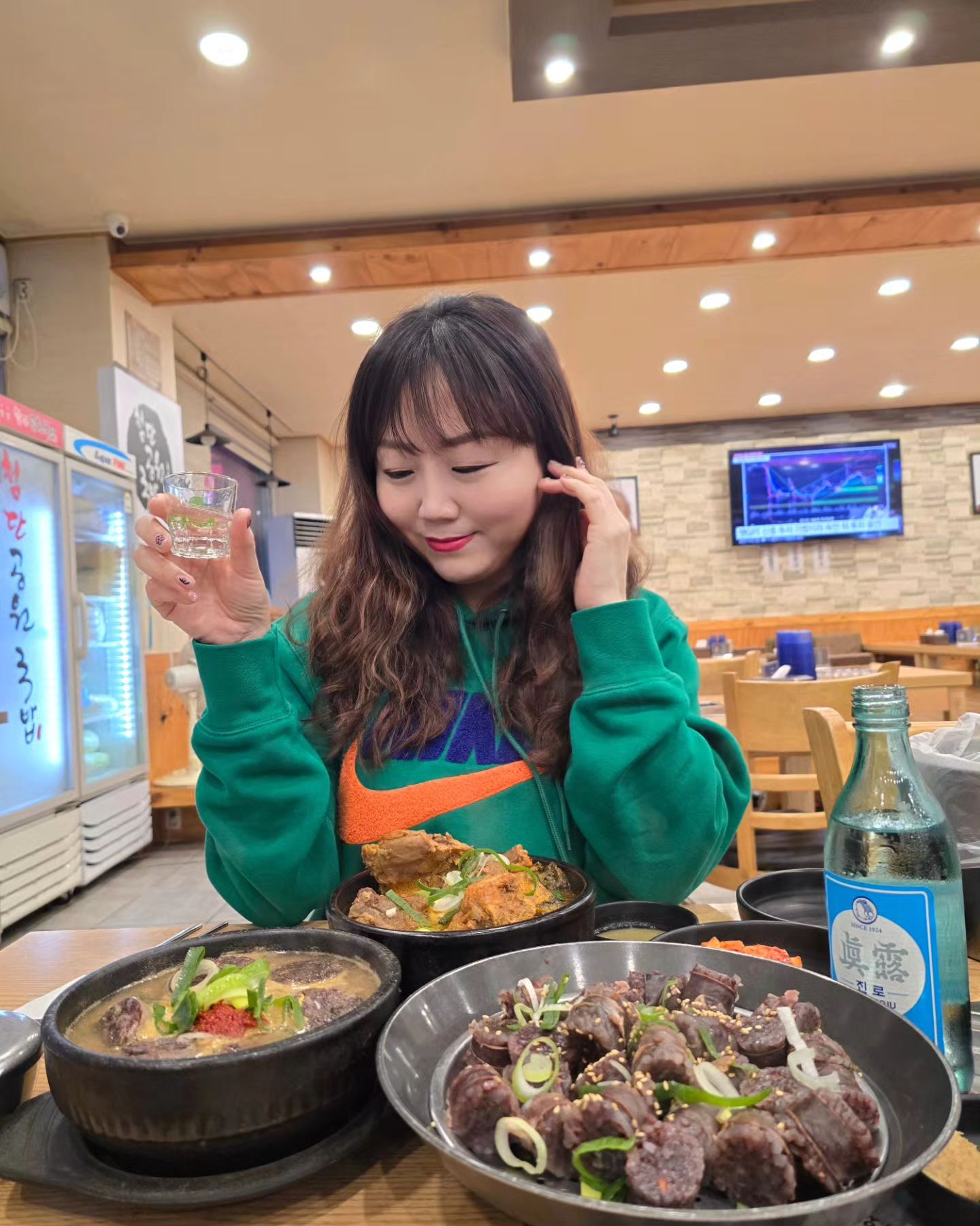 #광주국밥
맛있는 곳 여기에요😄
첨단 본점도 맛있지만, #쌍촌동맛집 추천👍

#첨단공원국밥쌍촌점
🔹️ 광주 서구 상무민주로 78
🔹️ 매일 00:00~24:00 / 24시간 영업

진한 국물맛부터 맛집포스 좔좔♥️
우거지뼈해장국 진짜 실하고 맛있어요😍
암뽕순대국밥 역시 굿🎶

찰순대도 쫀득하니 식감 좋고😚
소주를 부르는 맛이죠💙
비오는 날 국밥에 소주는 말해 뭐해🍲

담엔 곱창전골 먹으러 가야지🥰
#광주맛집 #광주국밥맛집 #광주찐맛집