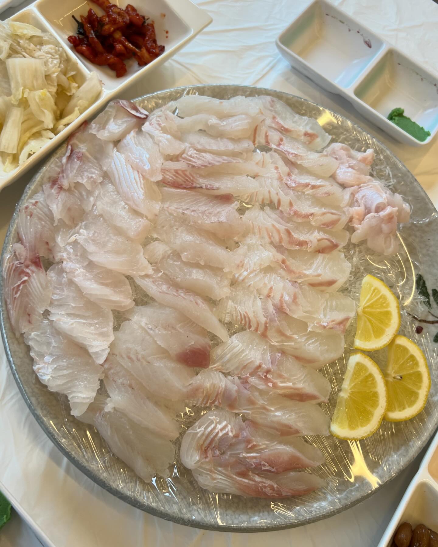 #협찬 
제주 성산에서 30년간 자연산 활어를 
중매를 해온 중매인이 운영하는 횟집 ! 
제주 성산포자연산회센터 
자연산 활어를 있는 자리에서 바로 떠 
신선하고 저렴하게 판매하는 횟집 !! 
회를 내주시기전에 밑반찬부터 세팅이되는데 
오징어숙회, 생선머리구이 ,튀김,쑥전으로 반찬들도 
잘 나오고 다금바리,돌돔,부채새우,모듬회가 
유명한 성산일출봉 맛집 입니다 

#협찬 #성산일출봉횟집 #제주성산맛집 #제주다금바리 #성산일출봉맛집 #성산횟집 #제주다금바리맛집 #서귀포횟집 #서귀포맛집 #제주해산물맛집 #서귀포다금바리맛집 #서귀포핫플 #제주가볼만한곳 #서귀포가볼만한곳 #성산포자연산회센타