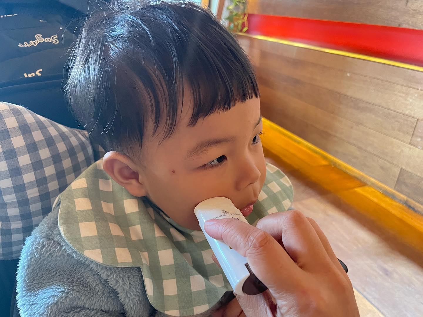 #제품협찬
자생력이 강한 식물의 힘으로 피부장벽을 탄탄하게 만들어주는 보타니컬테라피의 리프베리어 아기고보습크림과 호호바스틱밤입니다.🫶
⠀
보타니컬 테라피의 노하우로 피부진정 특효성분
'리프-베리어'가 함유되어 있는데요,
진정 효능이 뛰어난 애플민트, 타임, 녹차를 저온프레스 방식으로 고농도 추출해 황금비율로 조합한 특효성분으로 피부장벽을 탄탄하게 가꾸어준답니다.😄
⠀
📌 리프베리어 아기고보습크림
▶️ 시어버터가 5배 듬뿍
▶️ 철통 수분, 보습 방어막
▶️ 3중 보습 개선 표능 평가 테스트 완료
▶️ 전성분이 EWG GREEN 등급인 순한제품
⠀
📌 호호바스틱밤
▶️ USDA 유기농 인증을 받은 호호바씨오일 함유
▶️ 6가지 전성분이 모두 자연 유래 성분
▶️ 성분 어플 마마가이드에서 A등급을 받은 제품
▶️ 스틱밤 형태라 외출시 들고다니면서 바르기 간편하고 위생적으로 사용
⠀
🏷botanicaltherapy_official
⠀
#보타니컬테라피 #아기고보습크림 #아기고보습 #아기방탄크림 #아기스틱밤 #아기스틱밤추천 #아기립밤 #유아립밤 #호호바스틱밤 #출산선물 #출산준비물
#아기크림 #신생아크림 #베이비크림 #고보습크림 #보습력좋은크림