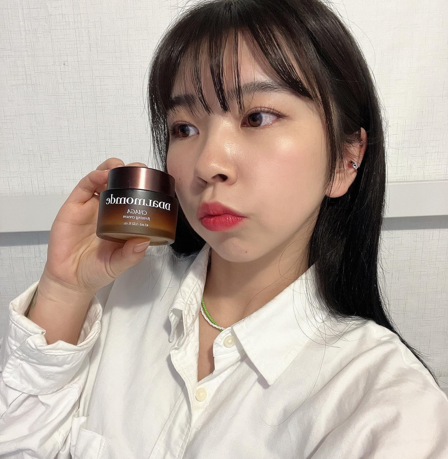 #광고 ddalmomde_official 
🤎딸맘드 차가 탄력 크림🤎

딸맘드 차가탄력앰플과 함께 사용하면 더욱 좋은 딸맘드 차가탄력크림을 소개합니다아~

검은 다이아몬드라고 불리는 항산화 영양성분이 풍부한 차가버섯으로 만든 딸맘드 차가탄력크림!
청정자연 캐나다산 차가버섯추출물이 46%나 들어간 딸맘드 차가탄력크림!
24시간 저온추출공법을 이용해서 유효성분을 그대로 담았다고해요ㅎㅎ

피부결 개선, 수분 , 탄력, 항산화에 도움을 줍니당!

직접 사용해보니 크림이 정말 쫀쫀하데 피부를 잡어주더라구요!!! 꾸덕함이 남다르고 피부가 촉촉함을 잘 머금고 있어서 건조함이 싹 사라졌어요~!!
앰플이랑 크림 같이 사용하니 효과가 더 좋은 것 같아요
비건 크림 찾고계시다면 딸맘드로 오세요🤎

#딸맘드 #비건화장품 #비건크림 #탄력크림 #주름크림 #탄력화장품 #차가화장품
