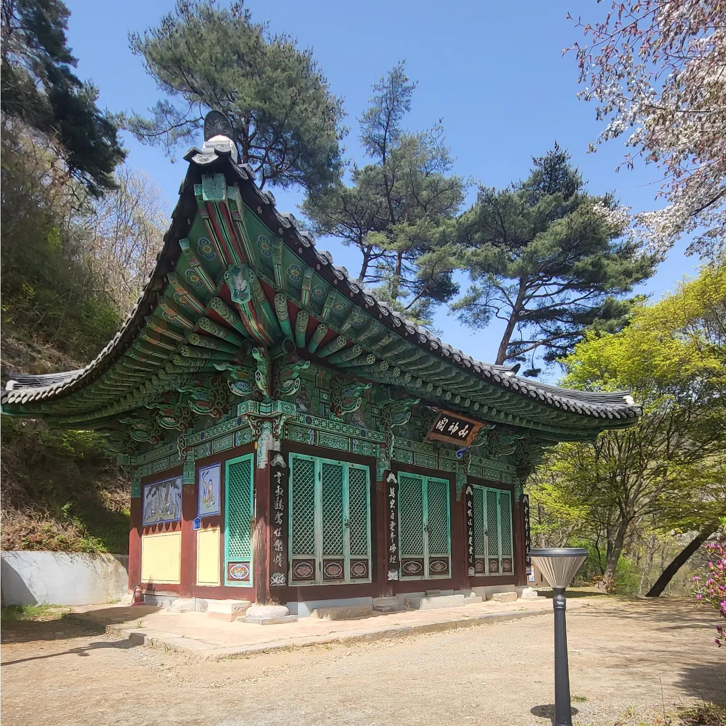 #천안 #광덕사

겸사 겸사
천안에 들린김에
광덕사에 들러
기도하고 왔어요~

지장도량이라 그런지
극락전도 크고
지장보살 석상이
정말 크더군요.
 
#순천점집 #순천사주 
#애동기자 #애동제자 
#지원사