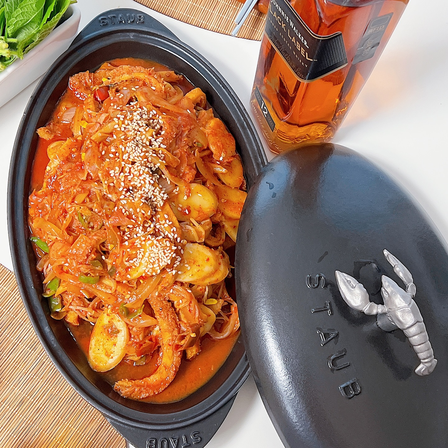 오늘은 깐양볶음으로 한잔 🥃
박스때기로 사둔 맥주는 다 누구입으로 들어갔는고?
김치 냉장고를 아무리 뒤적거려도 없어서 위스키!

청양고추 팍팍 때려넣었더니
입이 절겁네 ㅋㅋㅋㅋㅋㅋㅋㅋ
중딩이 딸래미때문에 화나서 스트레스성 폭식중인
엄빠 🤦🏻‍♀️🤦🏻‍♂️
부모노릇하기 참말로 힘들구만