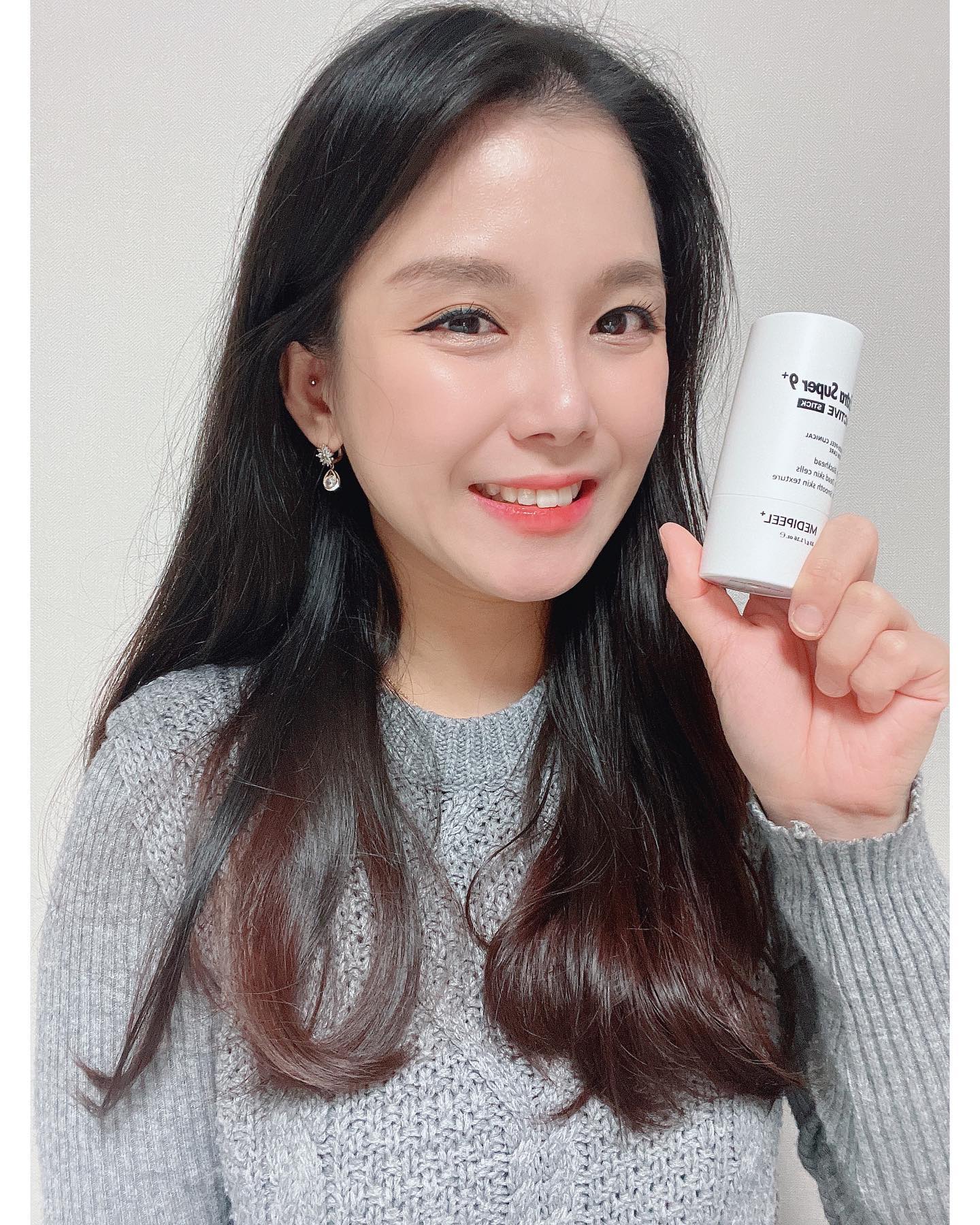 ⠀
#협찬 메디필 엑스트라 슈퍼9 플러스 액티브 스틱

블랙헤드 ,요철,각질 한번에 쓱-싹!
매끈 피부 화.잘.먹 블랙헤드 연화스틱❤️

1️⃣즉각적으로 경험하는 확실한 효과 
인체적용 시험으로 증명한 블랙헤드/피부결/묵은 각질 개선

메디필만의 독자성분
▪️묵은각질,노폐물 말끔하게 필링 케어
(매실추출물,사과추출물,파파야열매추출물)
▪️말끔하게 피지케어
(소나무잎추출물, 개똥쑥추출물, 유자추출물)
▪️매끈하게 모공케어
(에난티아클로란타껍질추출물,너도밤나무싹추출물, 버지니아풍년화추출물)

2️⃣티트리와 시카 생 잎을 갈아 넣어 진정이 가능한 모공케어
병풀잎/줄기가루 국내산 병풀로 순하고 부드러운 각질케어
티트리잎가루 티트리생 잎을 미세하게 갈아 피부에 부드럽게 펴지는 진정 스크럽

3️⃣뚜껑열고 쓱싹 바르면 사르르 녹는 블랙헤드와 각질로
번거로움을 줄인 간편한 촉촉 필링

HOW TO USE🌸
STEP1 블랙헤드와 각질케어가 필요한 부위를 미온수로 충분히 적셔주세요
STEP2 관리가 필요한 부위 중심으로 롤링하면서 부드럽게 문질러주세요
STEP3 충분한 롱링후 미온수로 헹구어 줍니다

#협찬 #메디필 #medipeel #블랙헤드 #화이트헤드 #묵은각질 #블랙헤드피지연화스틱 #피지관리 #피지연화스틱 #모공 #모공케어 #피지케어 #올리브영블랙헤드 #올리브영코팩 #블랙헤드추천템 #올리브영추천템 #메디필엑스트라 #메디필엑스트라슈퍼9액티브스틱 #메디필액티브스틱 #메디필엑스트라9 #kbeauty #kskincare #올영세일 #올영세일추천템 #올영세일추천