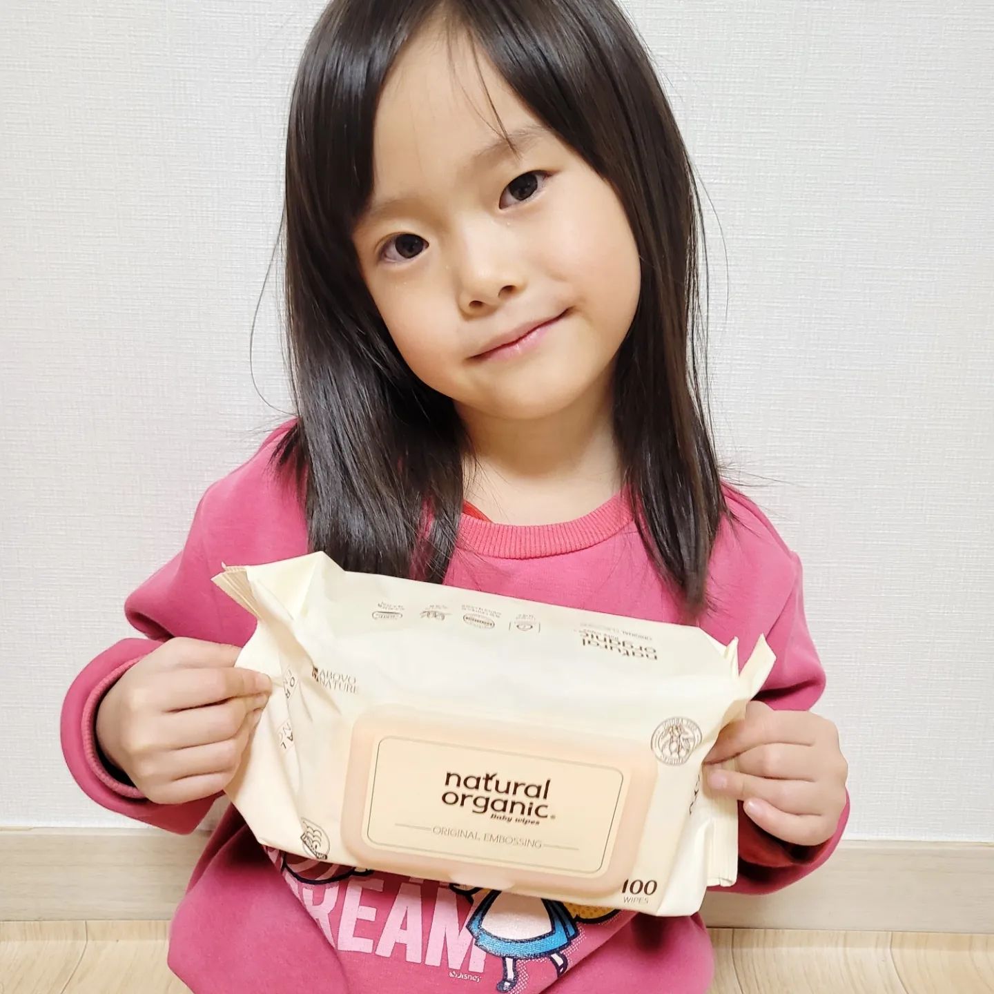 #협찬 #네츄럴오가닉 #아기물티슈추천 #아기물티슈 #아기용품 #유아물티슈 #네츄럴오가닉물티슈 #신생아물티슈 #프리미엄물티슈 #출산용품 #유아물티슈 #유아용품필수템
.
.
.
피부 민감한 울 딸램을 위해 초이스한 네츄럴오가닉 아기물티슈!
오리지널 엠보싱 스마트캡형 10팩이랍니다!

프리미엄물티슈는 1팩에 100매가 들어있어요!
사용기간도 자세히 나와있네요^^

아기를 키우는 집이라면 누구나 물티슈를 매일 사용하는데 물티슈는 아기의 피부에 실질적으로 닿는 제품이다 보니 좀 더 깐깐하게 알아보게 되고 성분이나 테스트 결과 등을 한번 더 확인하여 선택하게 되더라고요.

아기물티슈의 기준인 우수화장품제조 및 품질관리기준 적합업소 지정서인 cGMP 인증을 받은 제조시설에서 생산되고 있어서 엄지척!

특허 받은 99.9% 항균작용 물티슈 스마트캡과 항균 포장지를 사용해 마지막 한장까지 안심하고 사용할 수 있어서 센스만점 유아물티슈랍니다~~

물티슈에 포함된 천연 성분들을 살펴보면 알로에 베라잎수, 카렌듈라추출물, 녹차추출물, 호호바씨추출물, 블루베리추출물 등을 사용하고 있으며, 독일 더마테스트 피부자극 테스트에서 엑설런트 등급을 받아 안심이 되더라고요.

국내최초로 항균S마크를 인증받은 99.9% 우수화장품 제조시설의 엄격한 제조공정을 통해 만들어져서 믿음직한 네츄럴오가닉 물티슈~!

스마트캡 특허를 획득해 뒷장딸림없이
잘 뽑혀서 편리해요^^ 쭉쭉 잘 늘어나는 유연성도 있고요~

무자극,무독성,알러지 걱정이 없는 물티슈 드디어 찾앗네요^^
외출할 때도 꼭 챙겨다니는 네츄럴오가닉 물티슈♡

피부 민감한 유아물티슈로도 참 좋을 것 같아요! 네츄럴오가닉 아기물티슈 추천할 만 하네요!

업체로부터 제품을 무상으로 제공받아 직접 체험 후 작성한 후기입니다.