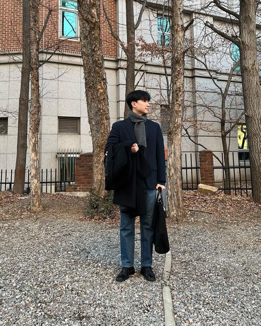 데일리운. on Instagram: "2023.02.03(금) ☀️ 최고: 2도 / 최저: -5도 - 어제보다는 날이 풀렸네요 :) 오늘은 거의 올해 처음으로 청바지를 꺼내입은 것 같은..👖 평소 잘 입지 않지만, 그래도 가끔