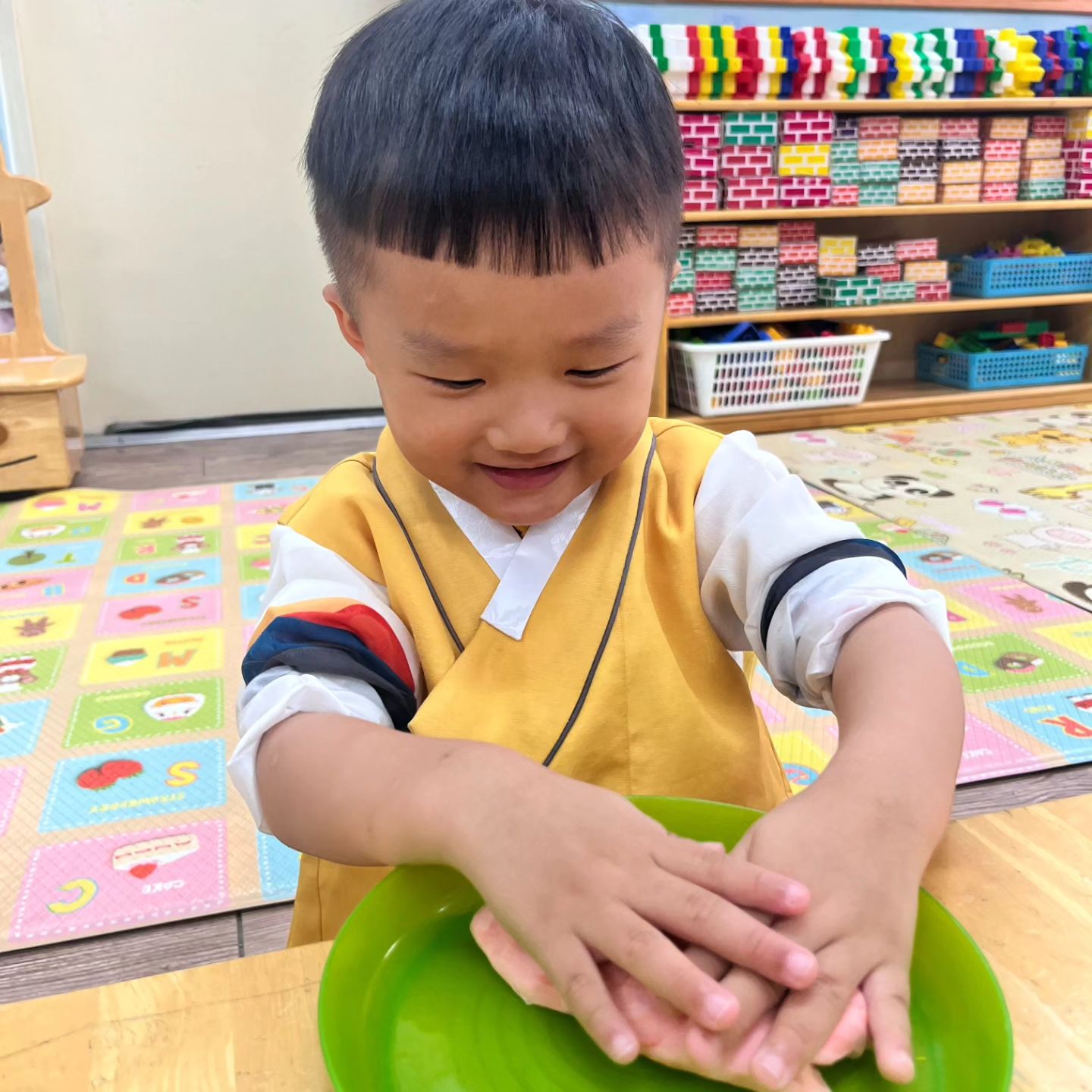 #어린이집 #추석행사 #송편만들기

처음엔 분명히 신이 난 표정인데..
점점 굳어지더니..
완성작 보고 다시 좋다가
맛보고 다시 굳어진 표정ㅋㅋㅋㅋㅋㅋ

주물주물한다고 신나서 갔는데ㅋㅋㅋㅋㅋㅋㅋㅋ