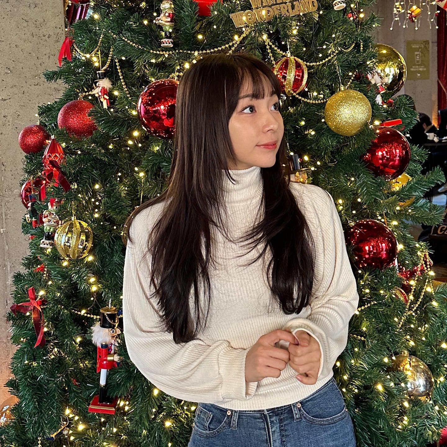 #어나더사이드 주말이라 바글바글 했지만 
트리앞에서 사진 찍었다구 #🎄 
#크리스마스카페 분위기 조쿠냐 

#발산카페 #강서카페 #발산역카페