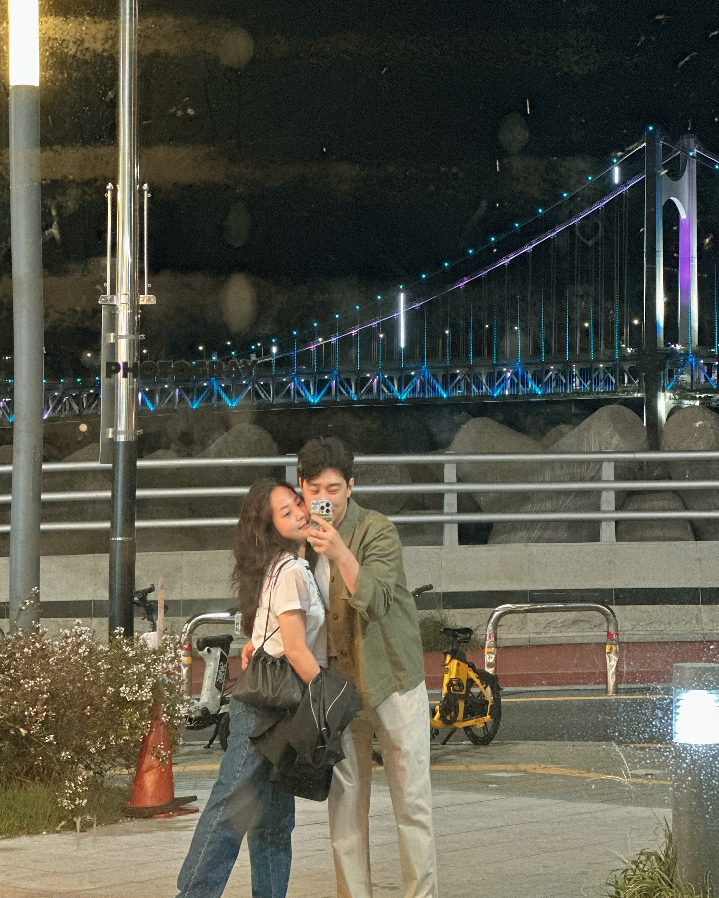 출발하고 340키로 한번에 운전하는데 차선 바꾼다고, 자꾸 예진이 잘 있는데 뒤돌아본다고 뭐라고해서 크루즈모드여서봤다고 짜증안내고 이쁘게 말했다. 사실상 화낼꺼 두번이나 참았고,
어제 조개구이 존노맛 가게 델꾸갔다고 하도 잔소리해가지고 욱할뻔 했지만 착한 이슈리는 잘 참았다🫶🏻 

화날뻔한거 3번이나 참아서 아직까지 다투지 않고 잘 여행하고 있다!(자기도 3번 참았다니 서로 윈윈 행복여행💙)

#부산여행 #슈비부부