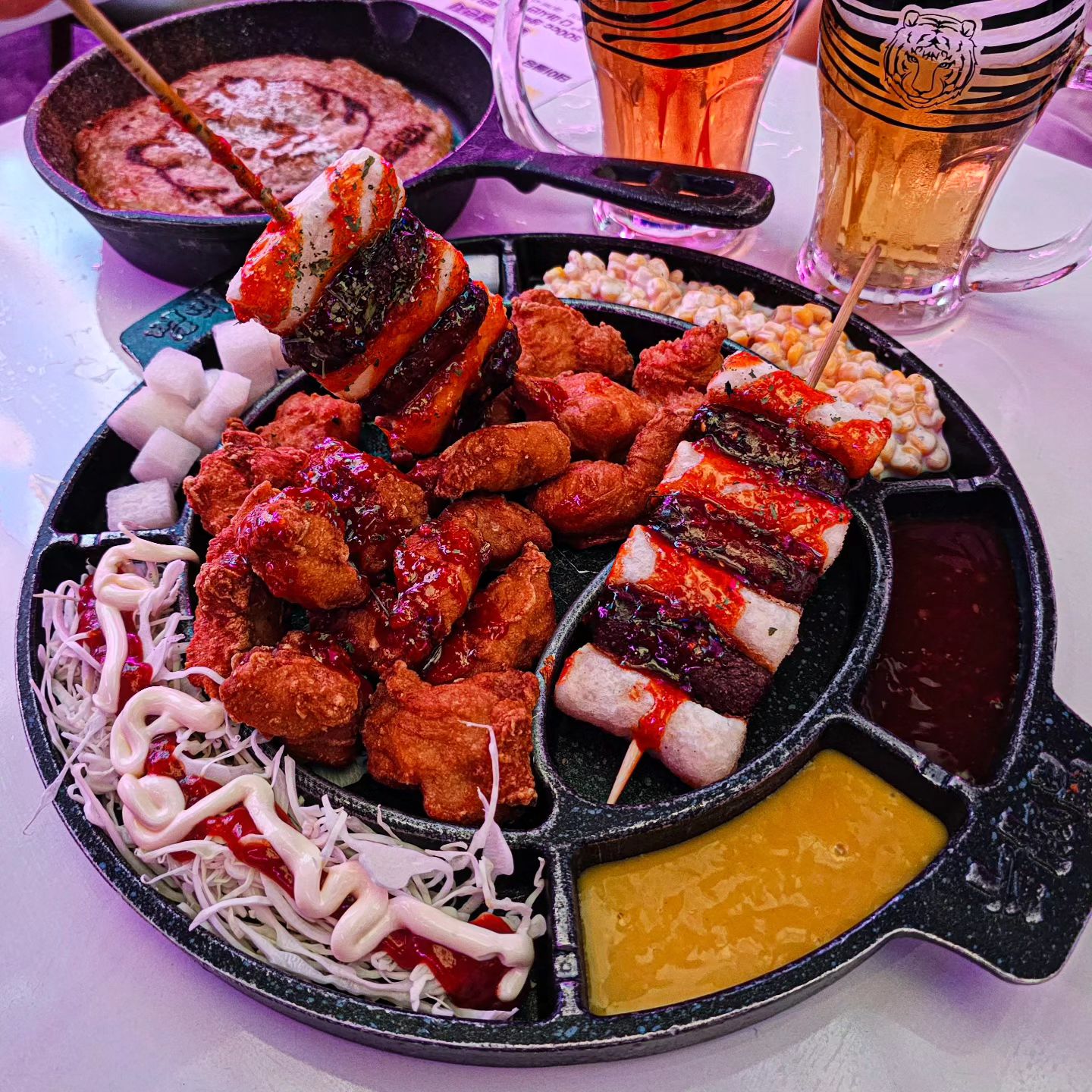 이 구역의 비주얼 담당, 범맥주 #협찬

치킨에 소떡소떡, 샐러드까지 한 판 가득 꼬치꽂힌닭
여기에 호돌이떡 하나만 주면 안 잡아 먹지~
달달함 끝판왕 호떡까지🍯

산처럼 쌓아주는 눈꽃얼음 맥주랑
이 분위기에 취한다 캬

🚩 위치
강남점 - 서울 서초구 서초대로77길 41 대동빌딩 지하

📋 메뉴
✔️ 꼬치꽂힌닭 (20,900)
✔️ 범꽃맥주 (5,900) - 블루라임, 핑크자몽, 사과, 커피
.
.
#강남술집 #범맥주 #범맥주강남점 #꼬치꽂힌닭 #꼬치치킨 #범꽃맥주 #범꽃생맥주 #먹스타그램