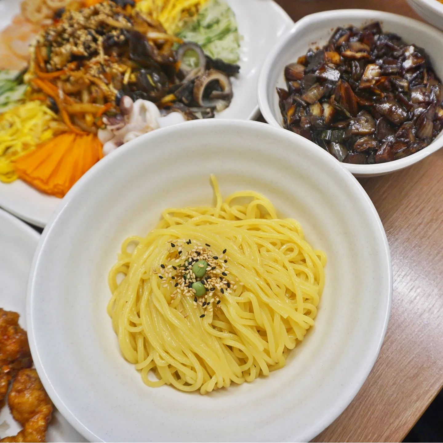 ⭐️수완지구 맛집 중식당 이조원⭐️
가섭이 좋은 메뉴도 많고 
맛있어서 정말 만족하고 온 집! 
다 맛있었지만
양장피랑 간짜장 완전 내 스퇄이야 ~

💜💚💙🧡🩵🩷❤️
매장도 깔끔해서 매장에서 먹고 오는게 
더 좋을 듯요^^
셀프바도 있는데 밥도 있어
드실만큼 가져다 드시면 되는곳

저녁에 친구들이랑
한잔 하러 가야겠어요
#이조원 
#수완지구맛집 
#수완직중국집
#수완지구중식당
#광주중국집 
#광주중식
#수완지구 
#수완동맛집 
맛있게 잘 먹었습니다 

➡️광주 광산구 수완로 54 1층 이조원
➡️영업시간 오전 11시~ 오후 8시