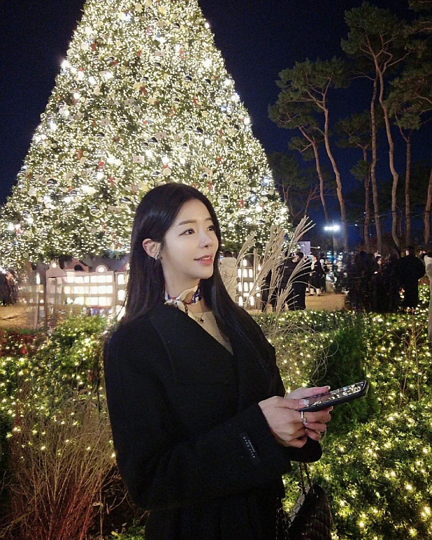 ⠀
사람 넘 많아서 사진만 찍고
호다닥 빠져 나옴 후우ㅋㅋ
벌써 곧 크리스마스라니..🎄🎅
⠀
⠀
⠀
⠀
⠀
⠀
⠀
#크리스마스트리
#롯데월드타워
